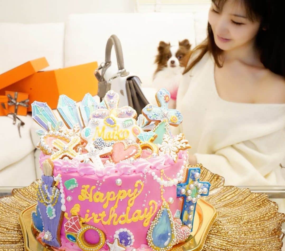 mycoのインスタグラム：「本日41歳になりました！ 今年は特別な歳になりそうです。 いい女目指して精進致します。 熟女インスタどうぞご贔屓に♡  日々コメント下さる📝方々が愛おしく いつも支えてもらい家族のように思っております。 いつもありがとう💕  #mybirthday #誕生日 #41yearsold  #birthdaycake #熟女 #まじか」