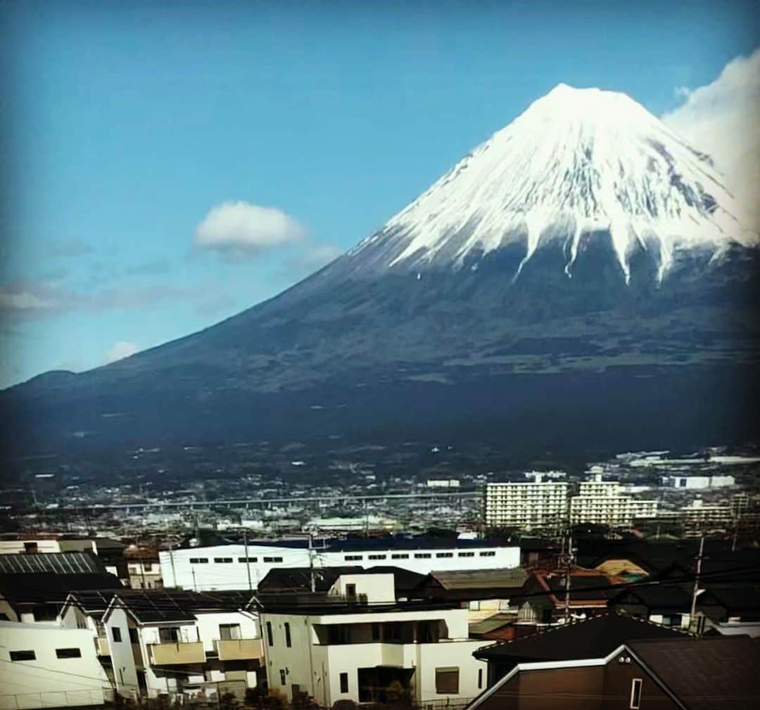 塩谷哲さんのインスタグラム写真 - (塩谷哲Instagram)「25日の初日は大変良い感じで盛り上がりました。今日は大阪で授業、明日からまたライブ始まりますよ！このご時世ですので充分お気をつけてご来場くださいね✋  人は富士山を見ると何故写真を撮りたくなってしまうのか？ …あれっ富士山、ちょっと成長してない？  #ブルーノート東京 #ビルボードライブ大阪 は28日 #名古屋ブルーノート は29日 #東京1stには小曽根さんご夫妻も来てくれていてビックリ！ #池田綾子さん岡本真夜さんウィリアム浩子さん中川ヨウさんご来場ありがとう #EMSの皆さんありがとう」2月27日 12時59分 - satoru_shionoya