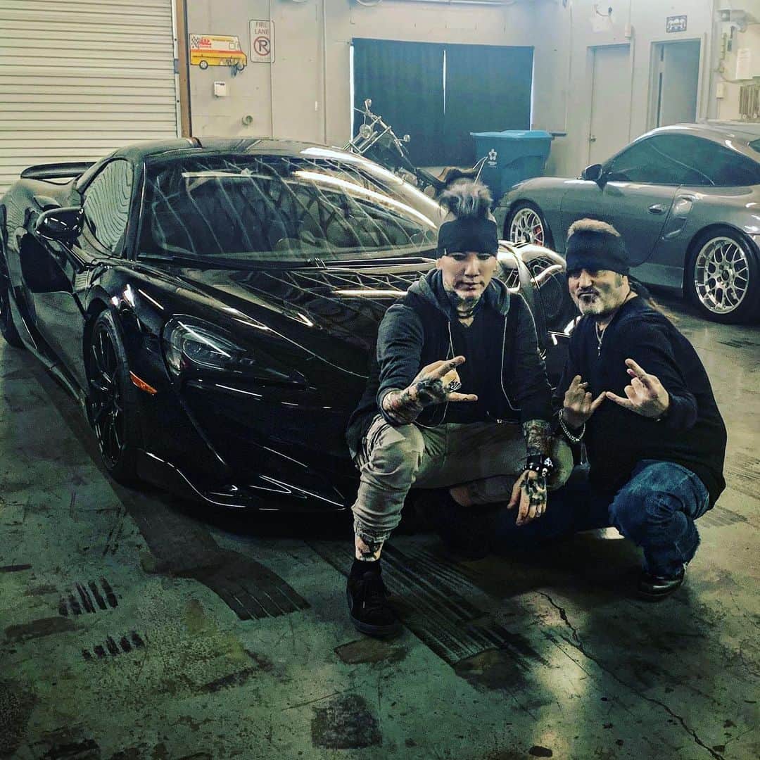 DJアシュバさんのインスタグラム写真 - (DJアシュバInstagram)「Filming all week for another hour episode of @countskustoms on the @history channel! Here I am, on set today, with my long time friend @dannykokerofficial Wait till you see what his team does to my new @mclaren I never thought they could top  what they did to my @lamborghini .......but I was dead wrong!! 🥂Stay tuned tomorrow for details and BHTS!!」2月27日 13時06分 - ashba