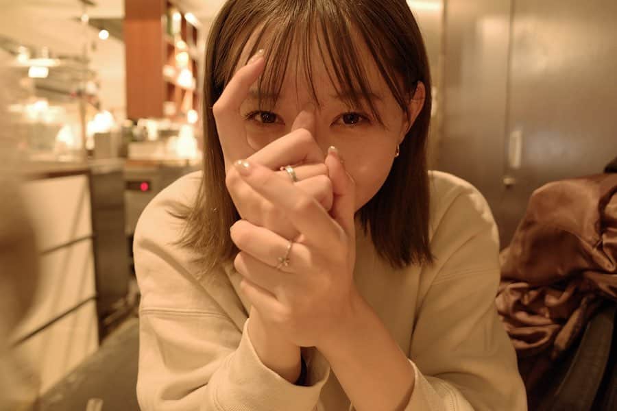 江野沢愛美さんのインスタグラム写真 - (江野沢愛美Instagram)「「カメラぶれないようにこうやって固定したもん」 って説明してます。笑」2月27日 13時14分 - enosawa_manami