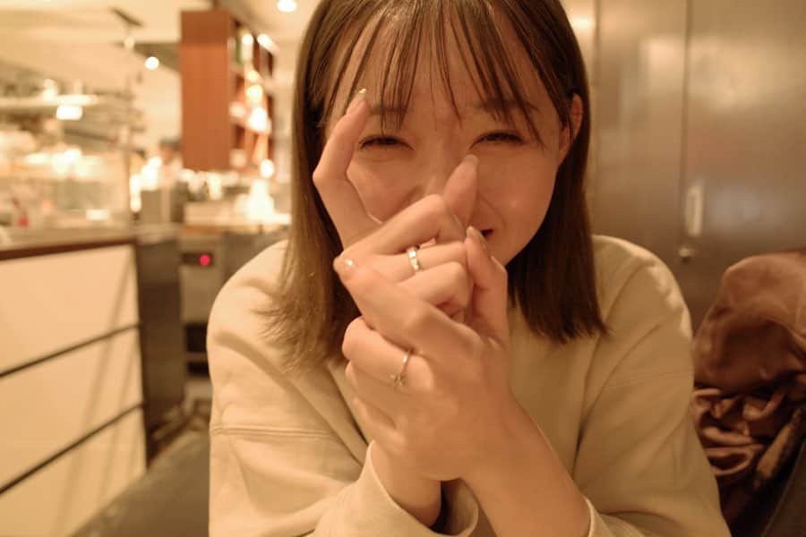 江野沢愛美さんのインスタグラム写真 - (江野沢愛美Instagram)「「カメラぶれないようにこうやって固定したもん」 って説明してます。笑」2月27日 13時14分 - enosawa_manami