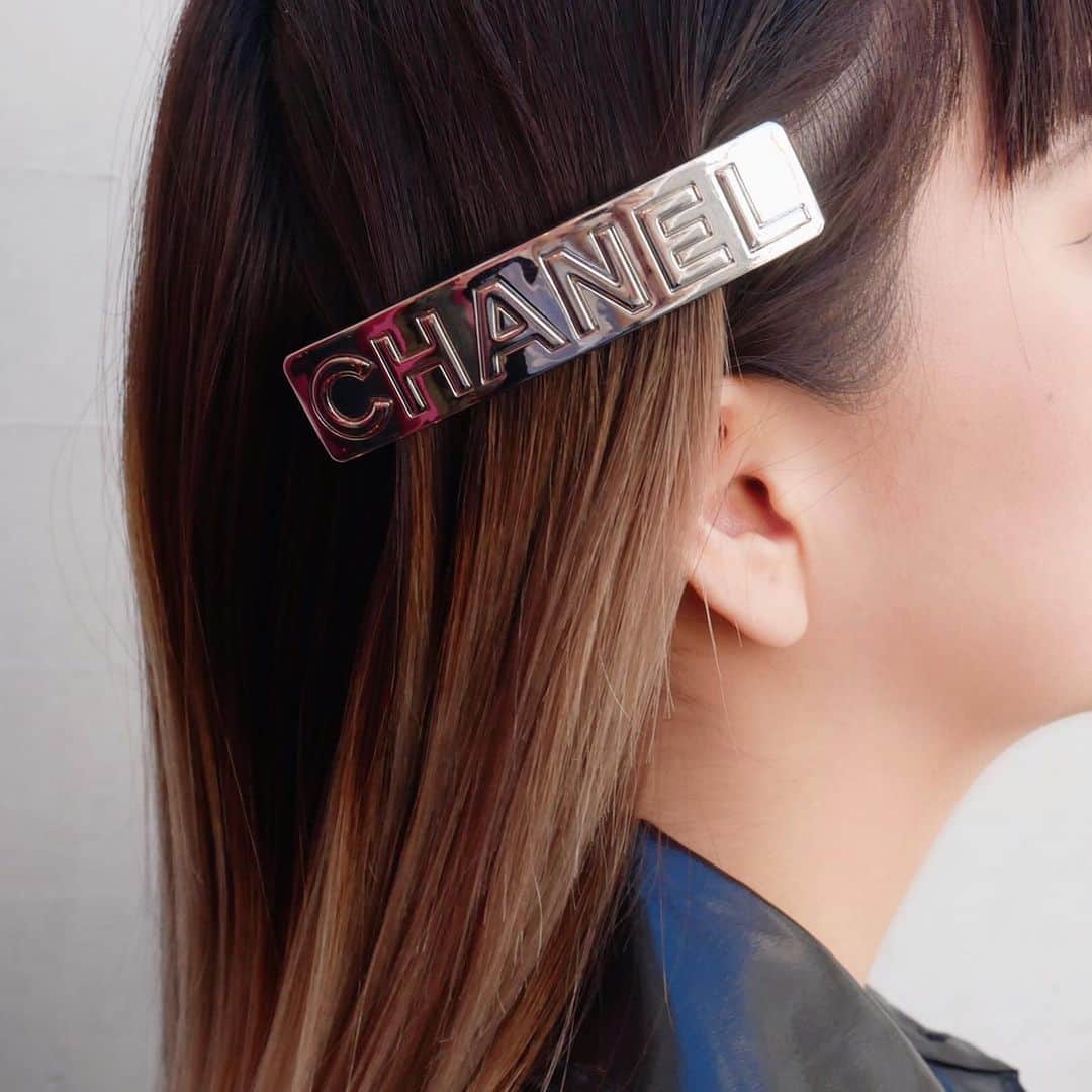 Vintage Brand Boutique AMOREさんのインスタグラム写真 - (Vintage Brand Boutique AMOREInstagram)「Vintage Chanel logo hair clip. ▶︎Free Shipping Worldwide✈️ ≫≫≫ DM for more information 📩 info@amorevintagetokyo.com #AMOREvintage #AMORETOKYO #tokyo #Omotesando #Aoyama #harajuku #vintage #vintageshop #ヴィンテージ #ヴィンテージショップ #アモーレ #アモーレトーキョー #表参道 #青山 #原宿#東京 #chanel #chanelvintage #vintagechanel #ヴィンテージ #シャネル #ヴィンテージシャネル」2月27日 13時20分 - amore_tokyo