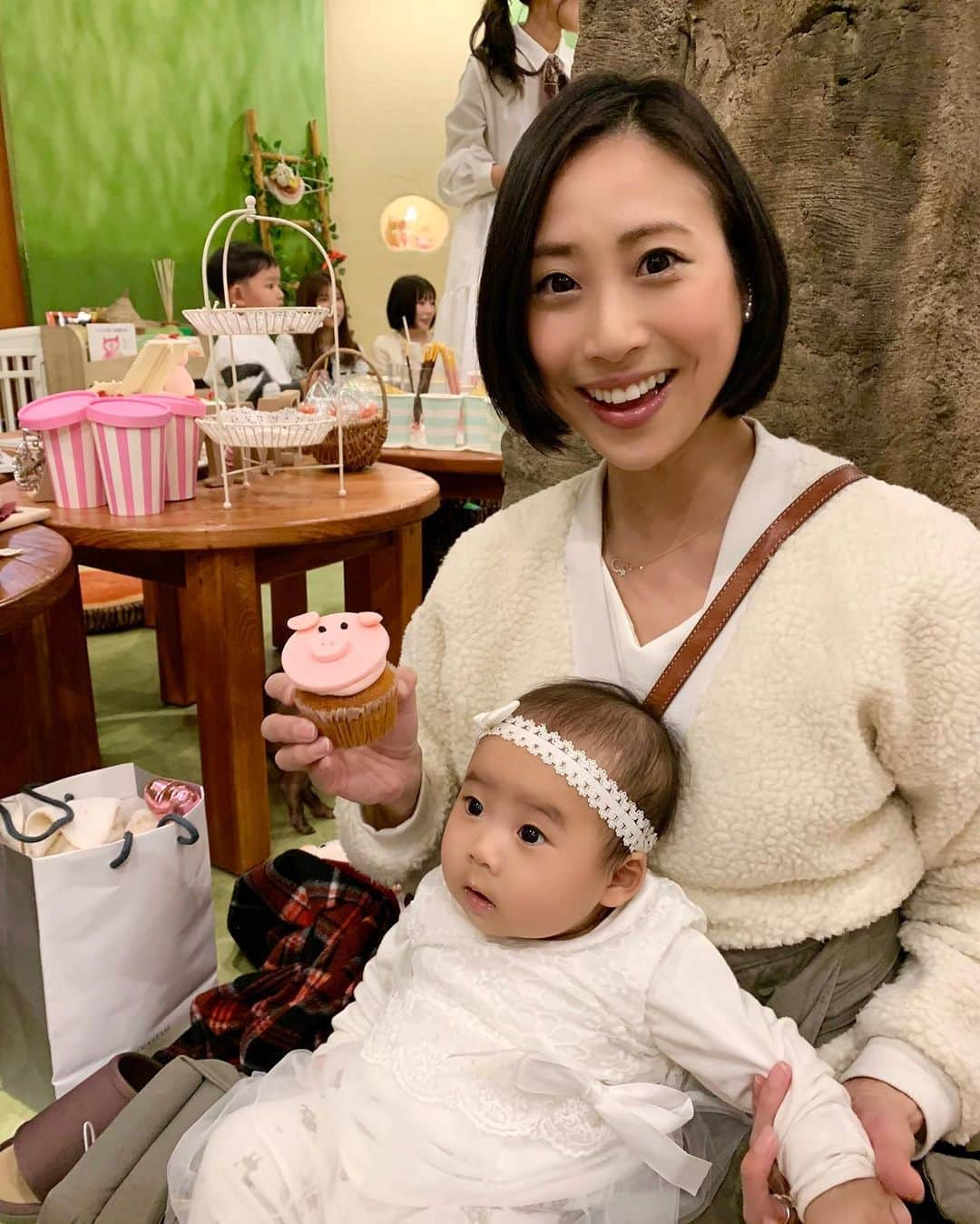 桜井未来さんのインスタグラム写真 - (桜井未来Instagram)「豚カフェ🐷💓☕️ お友達の娘ちゃんの2歳のBirthdayパーティーで豚カフェに行かせて頂いたよ😘💕 豚さんカップケーキ🍰🍓（笑） ・ ・  #女の子ママ #ママ #baby #ママ友募集 #赤ちゃんのいる生活 #ママサークル #ママイベント #ママ会 #都内ママ #ベビスタグラム #mamagirl #ベビフル #コドモダカラ #コドモノ #ママリ #親バカ部 #新米ママ東京部 #ベビモ #mipigcafe #mipigcafeharajuku #ミニブタ #ミニ豚 #ペット」2月27日 13時34分 - miki.sakurai0214