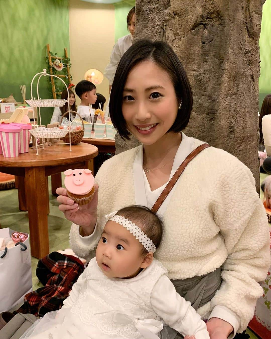 桜井未来さんのインスタグラム写真 - (桜井未来Instagram)「豚カフェ🐷💓☕️ お友達の娘ちゃんの2歳のBirthdayパーティーで豚カフェに行かせて頂いたよ😘💕 豚さんカップケーキ🍰🍓（笑） ・ ・  #女の子ママ #ママ #baby #ママ友募集 #赤ちゃんのいる生活 #ママサークル #ママイベント #ママ会 #都内ママ #ベビスタグラム #mamagirl #ベビフル #コドモダカラ #コドモノ #ママリ #親バカ部 #新米ママ東京部 #ベビモ #mipigcafe #mipigcafeharajuku #ミニブタ #ミニ豚 #ペット」2月27日 13時34分 - miki.sakurai0214