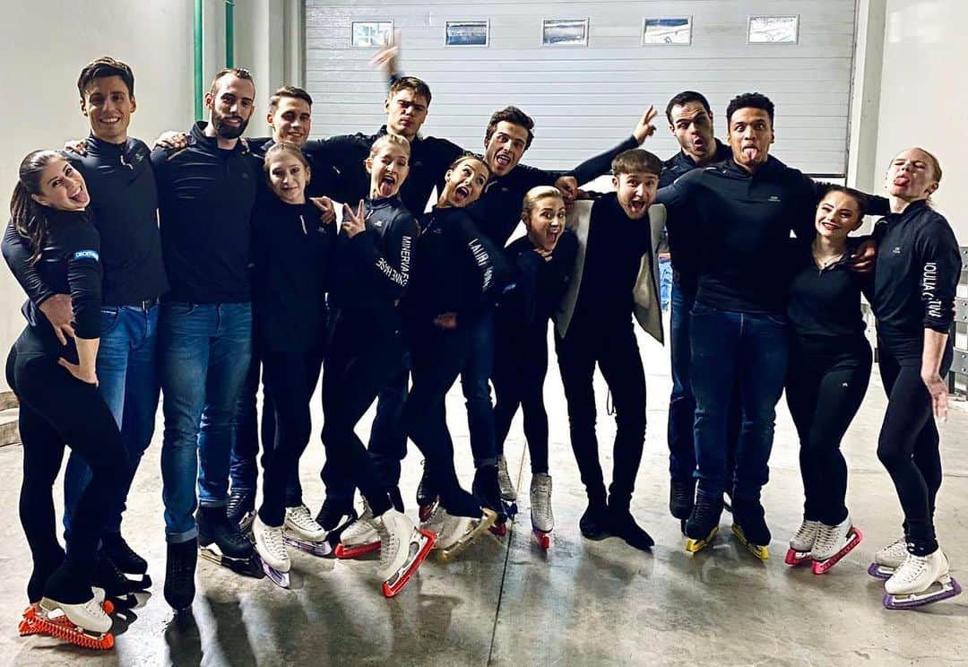 ユリア・シェチニンのインスタグラム：「So happy to be part of this big crazy international family 🤪🇮🇹🇺🇸🇨🇿🇩🇪🇪🇸🇭🇺🇭🇷♥️ • #figureskating #pairskating #international #mozerteam #friends #athletes #fun #happymoments」