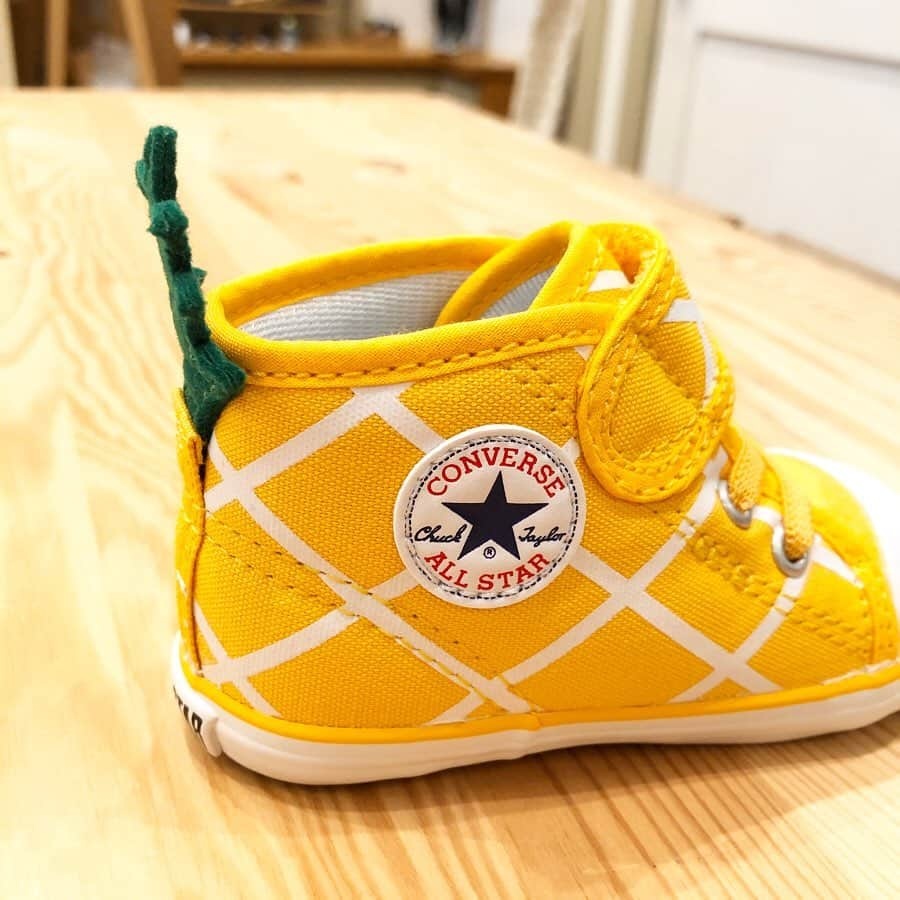 こども ビームスさんのインスタグラム写真 - (こども ビームスInstagram)「【new arrival】 ＜converse＞BABY ALL STAR フルーツV1 夏らしいパイナップルがモチーフになっています🍍✨ かかと部分の葉っぱがポイント❗️お出かけが楽しくなりそうです。 . サイズ:12,12.5cm-15cm(0.5cm刻み) カラー:パイナップル ¥4,500+税 . #コンバース #converse #パイナップル #ファーストシューズ # ファーストスター #allstar #allstarconverse #baby #babyallstar #kodomobeams  #beams  #daikanyama  #こどもビームス  #ビームス  #代官山 新作アイテムはプロフィールのリンク🔗からビームス公式サイト、こども ビームスページをチェック❗️ ※お問い合わせにつきましては、お電話にて承ります。」2月27日 13時57分 - kodomo_beams