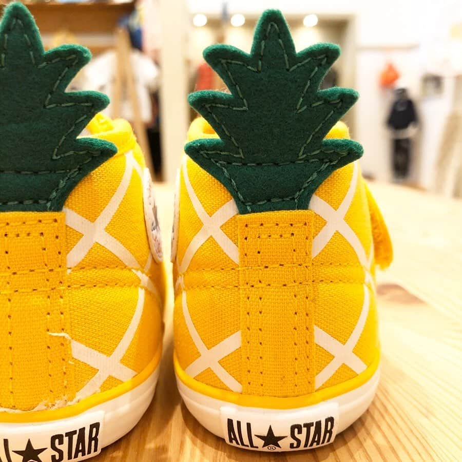 こども ビームスさんのインスタグラム写真 - (こども ビームスInstagram)「【new arrival】 ＜converse＞BABY ALL STAR フルーツV1 夏らしいパイナップルがモチーフになっています🍍✨ かかと部分の葉っぱがポイント❗️お出かけが楽しくなりそうです。 . サイズ:12,12.5cm-15cm(0.5cm刻み) カラー:パイナップル ¥4,500+税 . #コンバース #converse #パイナップル #ファーストシューズ # ファーストスター #allstar #allstarconverse #baby #babyallstar #kodomobeams  #beams  #daikanyama  #こどもビームス  #ビームス  #代官山 新作アイテムはプロフィールのリンク🔗からビームス公式サイト、こども ビームスページをチェック❗️ ※お問い合わせにつきましては、お電話にて承ります。」2月27日 13時57分 - kodomo_beams