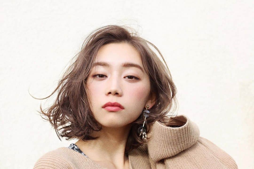 渡部幸也のインスタグラム：「本日からELLAもスタートしています。 連休、本当にありがとうございました🙇 3月1日の日曜日はヘアメイク業の為、サロンに出勤できませんが、今週は月曜日までサロンにいますので、ご予約お待ちしています✂︎ そしてポスター•テレビスポット•取材関係のヘアメイクを担当させていただいた、4/14火曜日21時からはじまる新ドラマ【竜の道】の情報が解禁になりました🙆‍♂️ 内容もシリアスで自分も好きなジャンルのお話なので、オンエアが本当に楽しみです😊  よろしければぜひ皆様、ご覧ください🙇  #ヘアスタイル #ヘア #髪型 #ヘアカタログ #ヘアセット #くせ毛風パーマ #透明感カラー #hair #恵比寿美容院 #代官山美容室 #代官山美容院 #美容学生 #中目黒美容師 #代官山美容師 #恵比寿美容師 #中目黒美容室 #中目黒美容院 #恵比寿美容室 #サロンモデル #中目黒ランチ #恵比寿ランチ #hpb_hair #中目黒 #代官山 #恵比寿 #渋谷 #ar_magazine #murua #emoda #americanvintage ✂︎【ELLA】中目黒  東京都目黒区中目黒1-3-5 目黒プリンスコーポ202  トレンドだけではなく、お客様１人１人の似合わせを重視したヘアスタイルを一緒に考えさせていただきます✂︎✂︎✂︎✂︎✂︎✂︎✂︎✂︎✂︎ 初めてお会いするお客様には最初の見た目は話しかけずらそうと言われますが、ご来店していただいてるお客様には実際会ってみると話しやすくて安心したと言われ事がほとんどです😅 なのでご安心して、髪の毛のご相談ください✨  ネット予約がいっぱいの時はお手数おかけしますが、お電話でのお問い合わせをお願い致します🙇 03-6452-2150  皆様からのご予約、お待ちしています😊」