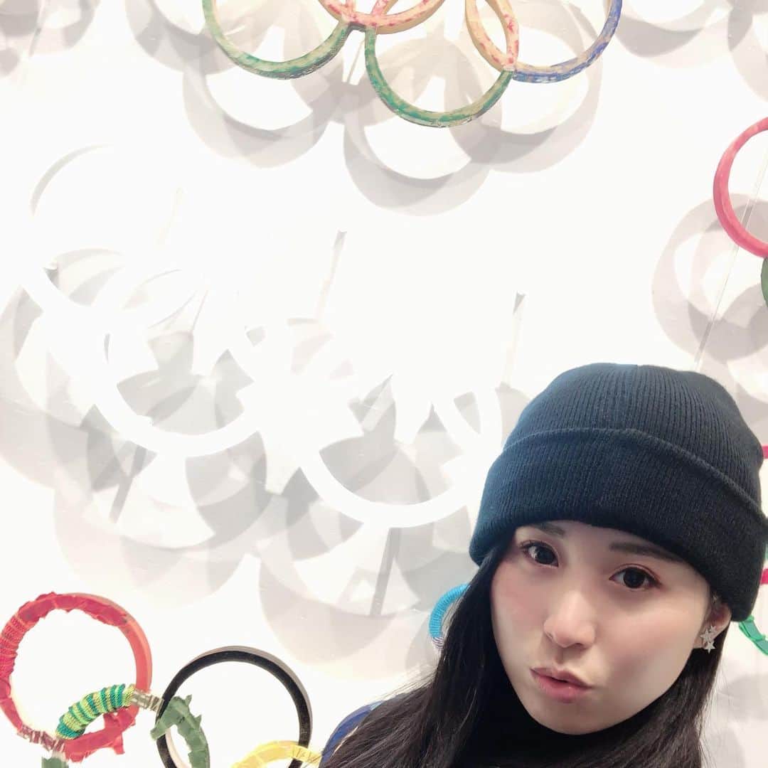 宇田恵菜さんのインスタグラム写真 - (宇田恵菜Instagram)「Landed in Japan with massive boxes🤣🤣 ついにようやく日本に帰国！ コロナの影響もあると、日本でニュースされていましたが、、私達16日間船の上にずっといて、コロナに接触する術がなかったし、毎日二回検温していたので、帰国後の検疫ももちろんパス✨ たくさんの方に心配のご連絡いただき、ありがたく嬉しかったです☺️宇田恵菜いつも以上に元気です💕 —————- なによりもこの荷物の量ですよ😭😭 でもなにより無事に着いて元気でよかった💓 そしてそのままオリンピック研修。 オリンピックの施設を訪れ、更にお勉強！日本での事後研修スタートです。 ————- #casting  #actress  #キャスティング #女優 #役者  #愛媛出身 #愛媛県松山市 #actresslife #愛媛国際映画祭 #宇田恵菜 #世界青年の船  #swy #swy32 #内閣府 #青年国際交流 #にっぽん丸 #SWY32  #nipponmaru #kimono #Japanese #traditionaljapanese #farewellparty #帰国」2月27日 14時11分 - ena2727