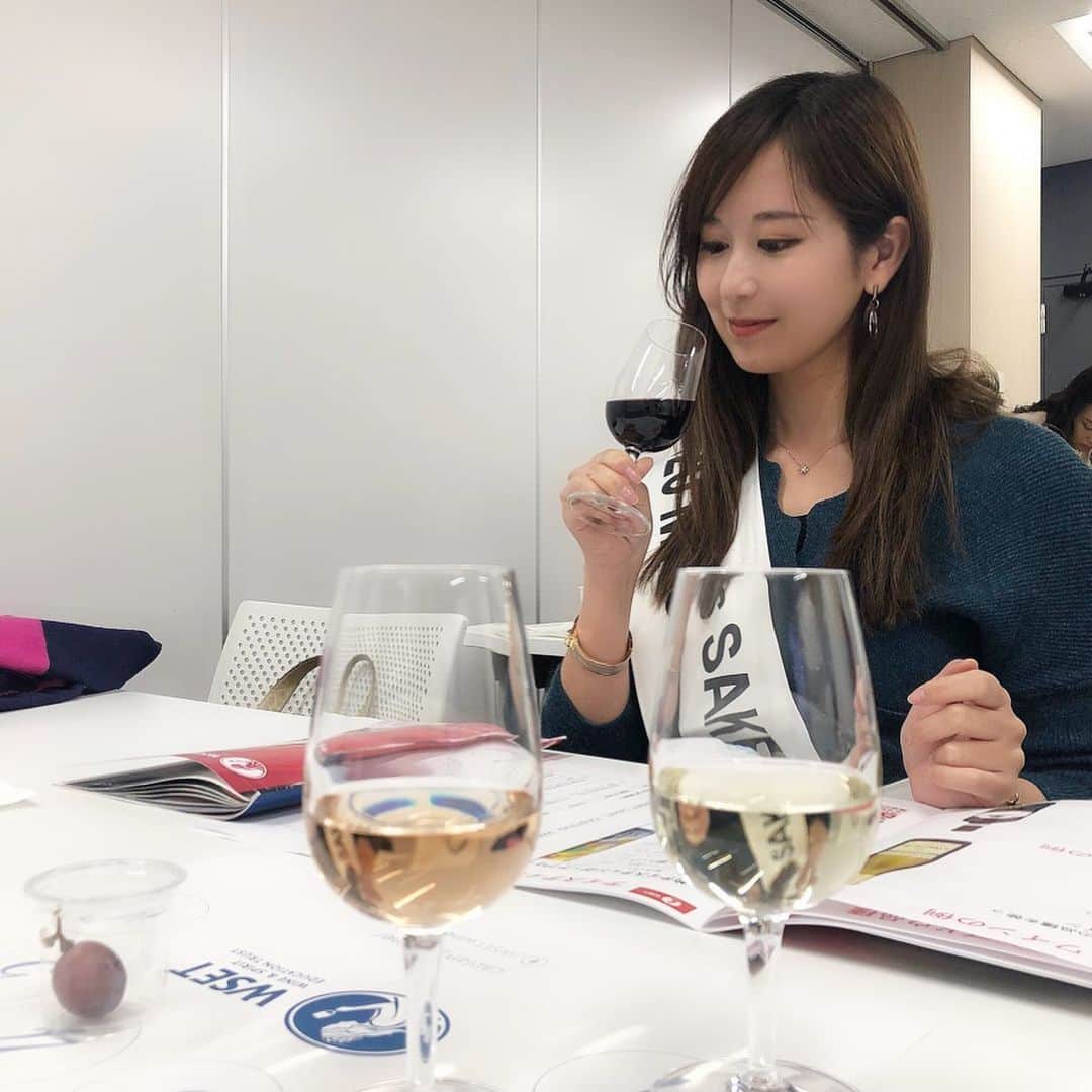 福田友理子さんのインスタグラム写真 - (福田友理子Instagram)「* * キャプランワインアカデミー様 #キャプランワインアカデミー では、 WSET ワイン level1 #WSET の試験も受けました🍷 #wine * 日本酒 #日本酒 を好きな人はワイン #ワイン にも造詣が深いと伺っていたので、 日本酒と一緒にワインの知識もしっかり身につけて、 2つの良さを掛け合わせながら、世界中の方とコミュニケーションが取れるようになりたいです☺️✨🍷🍶 * * ワインの主な8品種 * 【白ブドウ】#白ブドウ ★シャルドネ ★ソーヴィニョン・ブラン ★ピノ・グリージョ ★リースリング * 【黒ブドウ】#黒ブドウ ★カベルネ・ソーヴィニョン ★メルロー ★ピノ・ノワール ★シラー/シラーズ * を勉強しましたが、 * メルローに、タンニンと酸味を与えるカベルネソーヴィニョンをブレンドさせたり、 * シャルドネとピノノワールをブレンドさせ、シャンパーニュを造ったりと 非常に奥が深くて、すごい❣️ * だからこそ、多くの人がハマるのだろうなと思います✨🍷 * テイスティングやマリアージュも試させていただき、とても勉強になった一日でした✨🥰✨ * *」2月27日 14時12分 - yuriko.fu