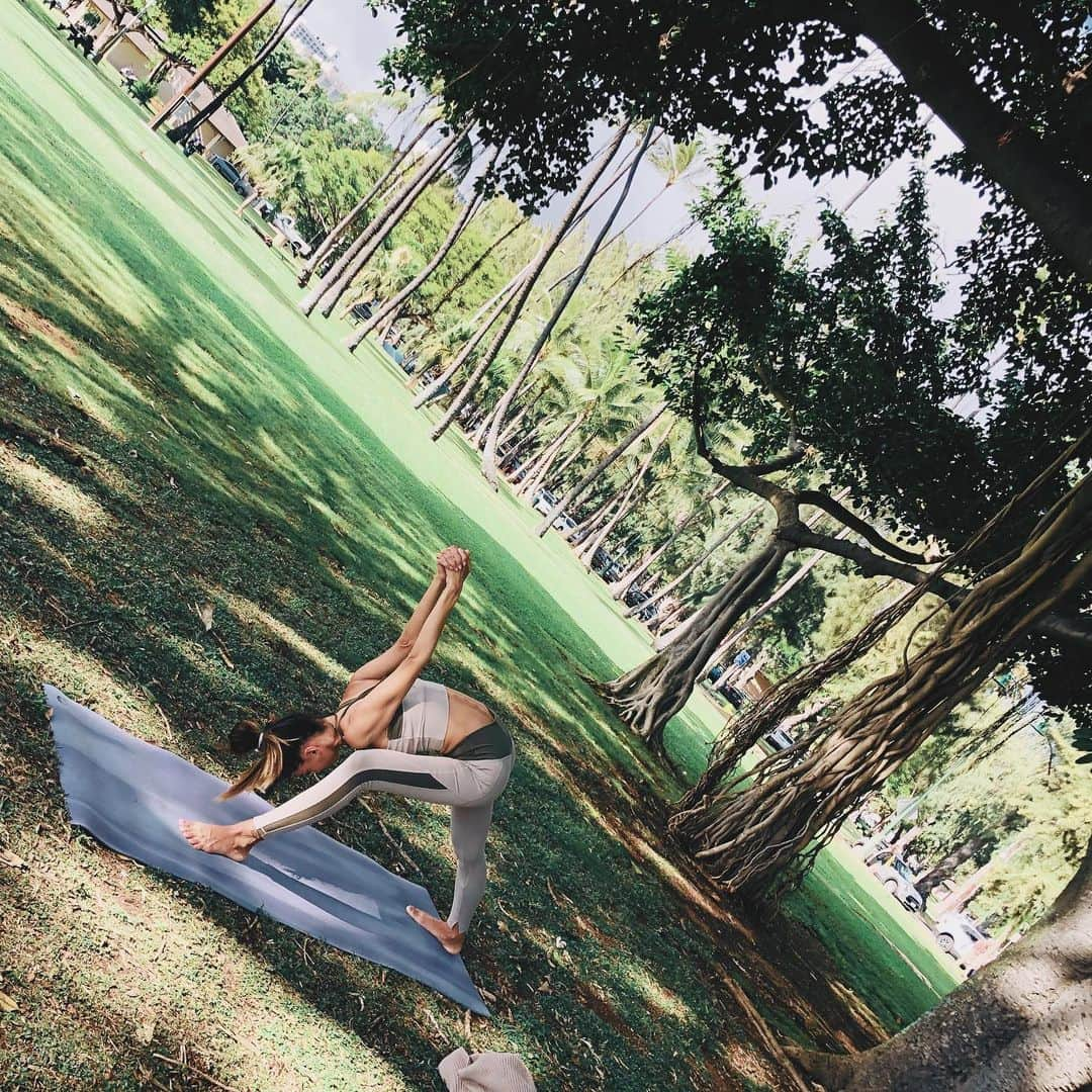 吉川ひなのさんのインスタグラム写真 - (吉川ひなのInstagram)「木と仲良し🌳🧚‍♀️ どんなときでも、とりあえずyogaをする❣️ #HinanoYogaLife #earthing」2月27日 14時17分 - hinanoyoshikawa