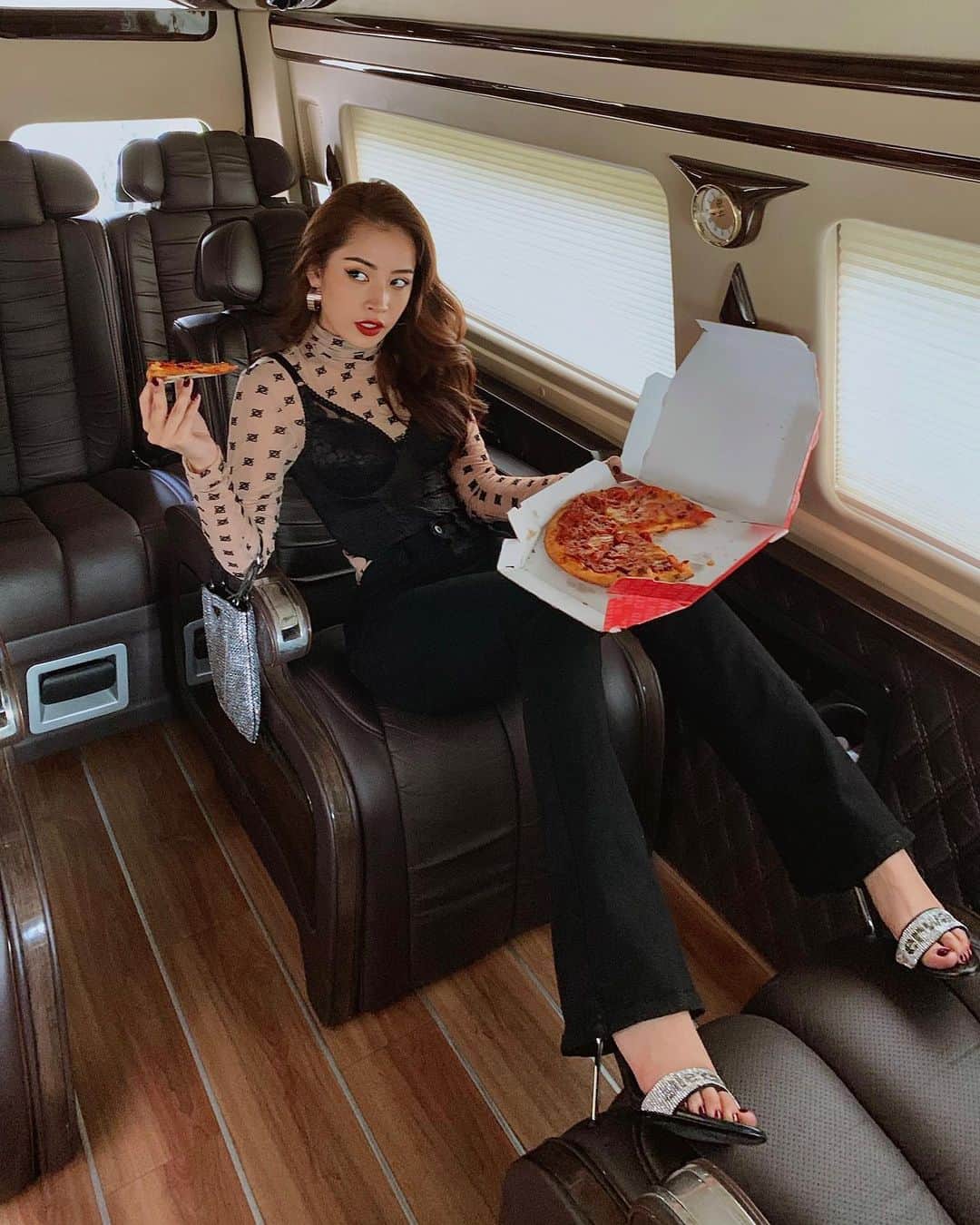 Chi Puさんのインスタグラム写真 - (Chi PuInstagram)「Quick lunch 🍕 What do you have for lunch? #chipuwears #fendi #prada #alexanderwang」2月27日 14時22分 - chipupu