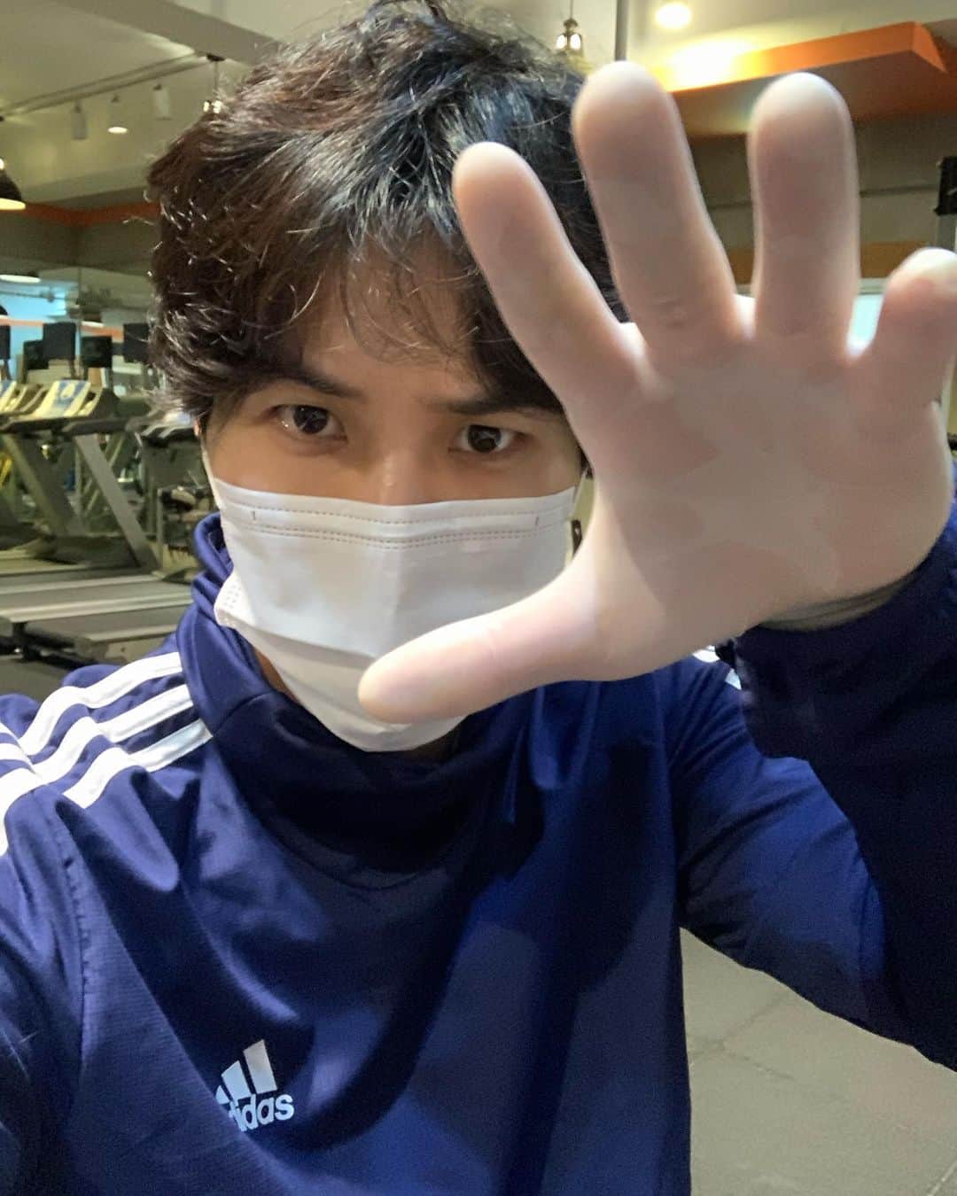 キム・ジソクのインスタグラム：「. 우리 gym은 위생장갑+마스크 미착용시 출입금지🚷 이겨내자이겨내자이겨내자🔥」