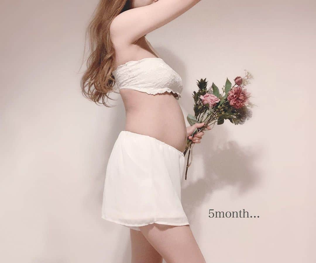 さっぴちゃんのインスタグラム：「♡.5month...👶🏼♡ . . 一昨日の妊婦健診では、とても順調で 問題なくすくすく大きくなっているとの ことで一安心☺️♡ . わたしの体重の増え方が早いと 釘を刺された事以外は、全て順調🤗(笑) . . 5ヶ月でほぼ4kg増🤗♡♡ 腰回りとか腕とか顔とか既に肉付いてきた。 . . あかりの時は+16kgだったけど 今回は+10kgくらいで抑えたいなぁ。 体重いし膝が痛かった思い出がある(笑) . . 胎動も感じられて、毎日ぽこぽこ動いて 愛おしい👶🏼❤︎ やっぱり2人目は胎動が 分かるのも早くて、5ヶ月に入る前には あ、これだ☺️♡って凄く嬉しかった〜♡ . . ………………………………(♡)……………………………… .」