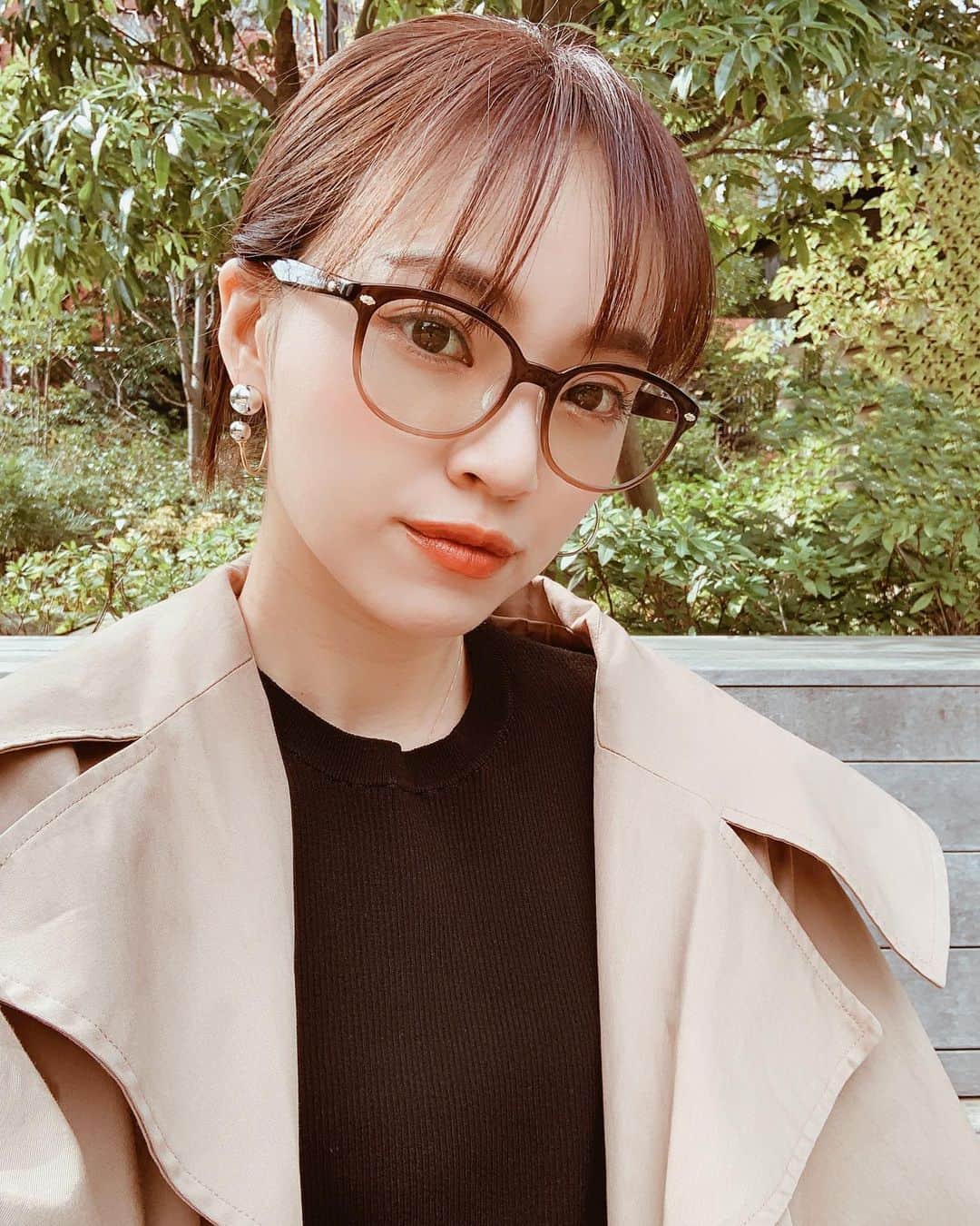 のインスタグラム：「息子たちと公園遊び🌈 たまにはメガネを。 公園遊び中に、こんなキメて自撮りして、何が言いたいかと言うと…  これ、紫外線100％カットのサングラスなんです✨  だてメガネ感覚でかけられるから公園遊び中にかけてても違和感なし👓☀ 息子たちもこれなら目が見えるから安心できるみたい 笑  気に入りすぎて、最近伊達メガネかけてる人見ると、全部「Zoffのクリアサングラスかな〜」と思っちゃう 笑 ・ ・ ・ @zoff_eyewear #Zoff #PR #こう見えてUVカット #伊達メガネ #公園遊び」