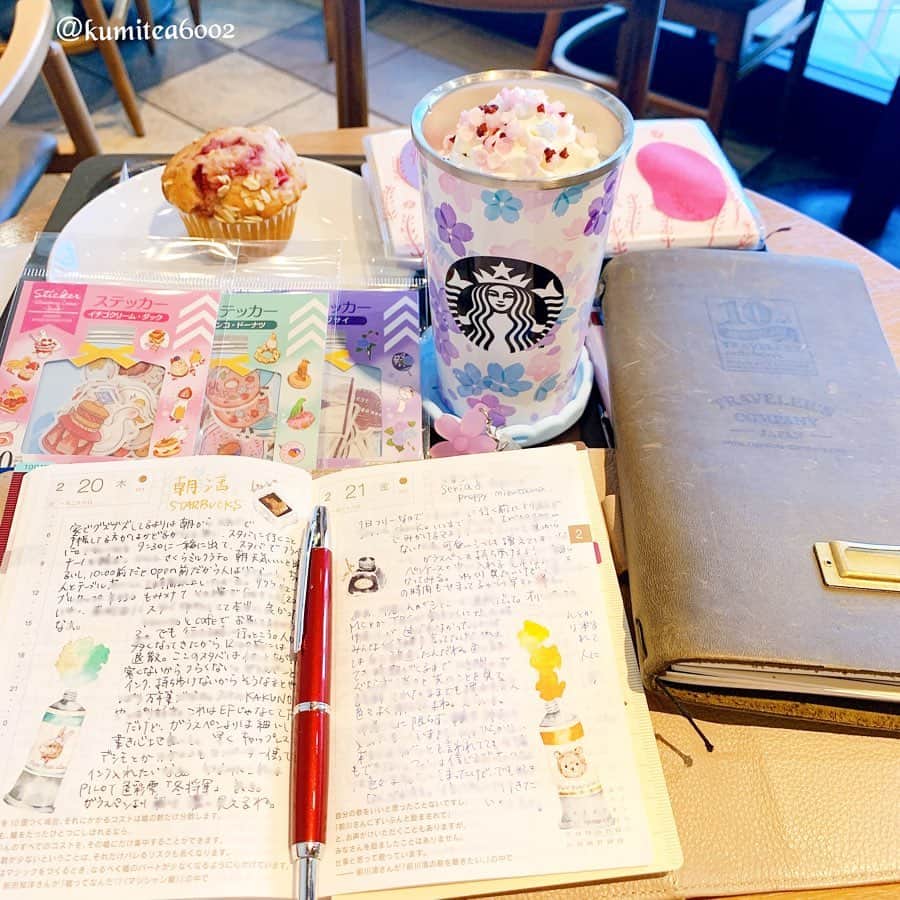 のインスタグラム：「2020.02.27.木  さくらんぼフラペ🍒  もはやさくら🌸でもさくらんぼ🍒でもなくアジサイに見える😆  久々のフラペは寒くなるかと恐る恐る飲みましたが😂美味しかった！ 特に金平糖が美味しい✨  娘の学校と塾の保護者会が立て続けにあった時、どちらも眠気との戦いで、 ひたすらこのほぼ日に文字を書きまくってました😅  逆に熱心な保護者に見えたかしら？ 内容全く別のことですけど😂 (中居くんの記者会見に思うこととか(笑)) . .  シールはダイソー。 イチゴクリーム＆ダックとか、ドーナツ&インコとか、スイーツと鳥のコラボ😂 買わなかったけど、生クリーム&カメレオン？なんかもありました😆  #citta手帳#トラベラーズノート#ほぼ日#ほぼ日手帳#ほぼ日weeks#ほぼ日手帳weeks#ほぼ日オリジナル#hobonichi#travelersnote#travelersnotebook#ノート#手帳#手帳タイム#スケジュール帳#文具#文房具#マステ#シール#万年筆#ダイソー#スタバ#スターバックス#starbucks#カフェとノート部#スターバックスさくら2020」