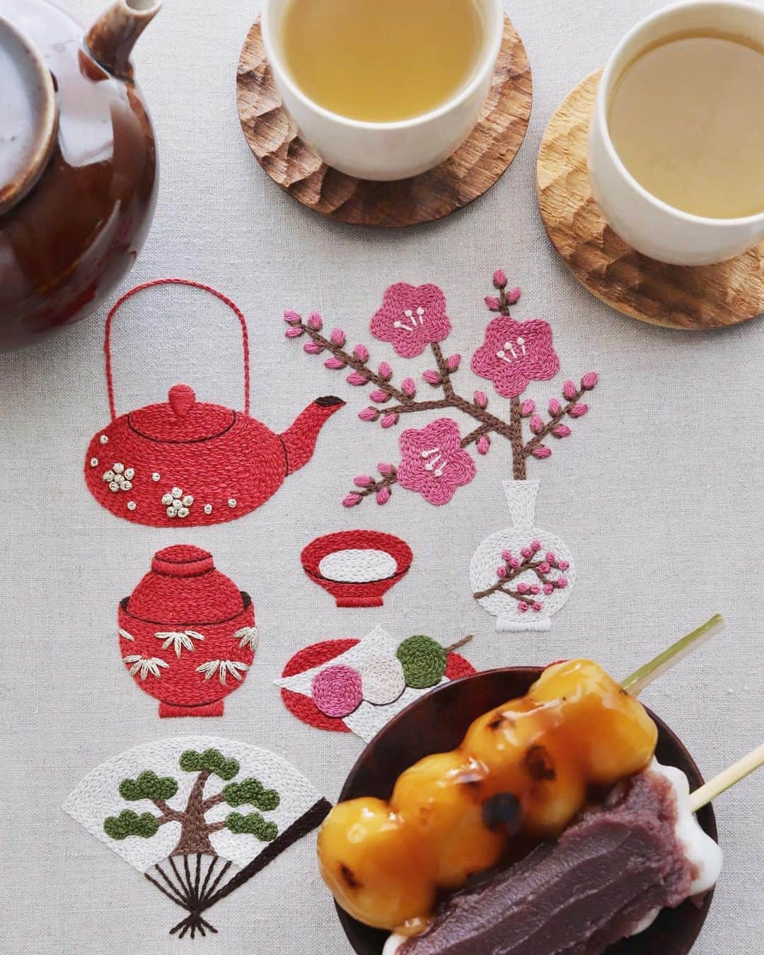 樋口正樹さんのインスタグラム写真 - (樋口正樹Instagram)「Dango & Tea . おやつの時間に お団子とお茶で。 . 刺繍は妻の刺す ミセス３月号の 連載のものです。 ５月ころですが 新刊も予定あり。 チラ見したけど かなり良いので おたのしみにー。 👉@yumikohiguchi . 今日のお団子は 自由が丘にある 大文字さんです。 . . #お団子 #だんご #お茶の時間 #おやつの時間 #自由が丘大文字 #ひかり街 #樋口愉美子 #ひなまつり #ひな祭り #embroidery #🍡」2月27日 14時54分 - higuccini