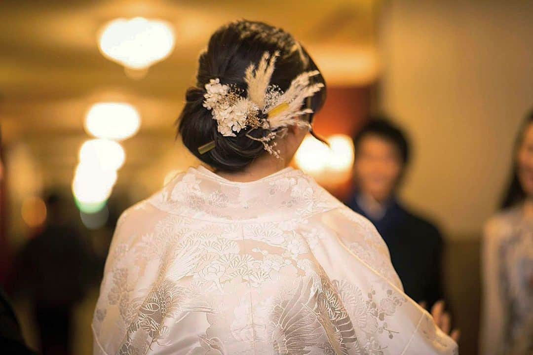 淡輪優希さんのインスタグラム写真 - (淡輪優希Instagram)「by @emah_wedding 【#披露宴お色直し 】 DMから質問頂いていた#お色直し についての投稿遅くなりました🙇‍♂️ . #披露宴 でのお色直しは#和装前撮り をする時間がなかったので、私の場合#和装 というのは決まっていたのですが、#色打掛 ではなく#白無垢 に🎍🌸 こちらはは #マンダリンオリエンタル東京 と提携がある #フェリーチェマツエダ @fericematsuedaginzaboutique さんでお借りしました。 . 白無垢と言っても色合いや柄や刺繍の違いがあって、選ぶものはたくさん！合わせる小物によって雰囲気もガラッと変わります！ 私は#装花 のイメージに合わせましたが、白無垢自体は肌の色に合わせて決めると良いと思います。私の場合、色白さんではないので、肌の色が自然に明るく見えるように、少し黄色味がかったものに(アイボリーまでいかないオフホワイトくらい)、#ゴールド小物 を合わせました。 #白無垢ヘア は低めにまとめて、母からもらった幸運のお守りという #鼈甲かんざし に、#ドライフラワー を合わせて手持ちの#ブーケ もしっくりとくるように💐 ※こちらの#ドライフラワーブーケ は親戚に作って頂いたもので、今後ドレスと一緒にレンタルもできるようにしますので、ご興味ある方は気軽にDMくださいね💌 photo by @sanomadoka_photo ←← . #wedding #ブライダル #卒花嫁 #卒花嫁レポ #花嫁準備 #たんゆきwedding #披露宴 #マンダリン花嫁 #weddingblog #レンタルドレス #ウェデングドレス #ウェデングドレスお譲り」2月27日 14時46分 - yukitannowa