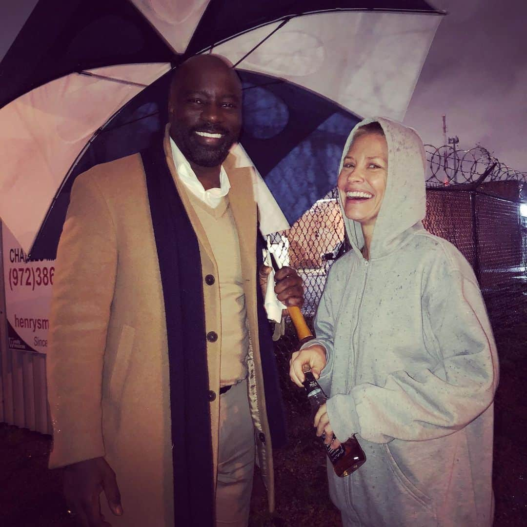 エヴァンジェリン・リリーさんのインスタグラム写真 - (エヴァンジェリン・リリーInstagram)「Just me and my two set buddies @realmikecolter and #jackdaniels . #tilldeathmovie @cinestate @rebeller #setlife #lukecage」2月27日 14時55分 - evangelinelillyofficial