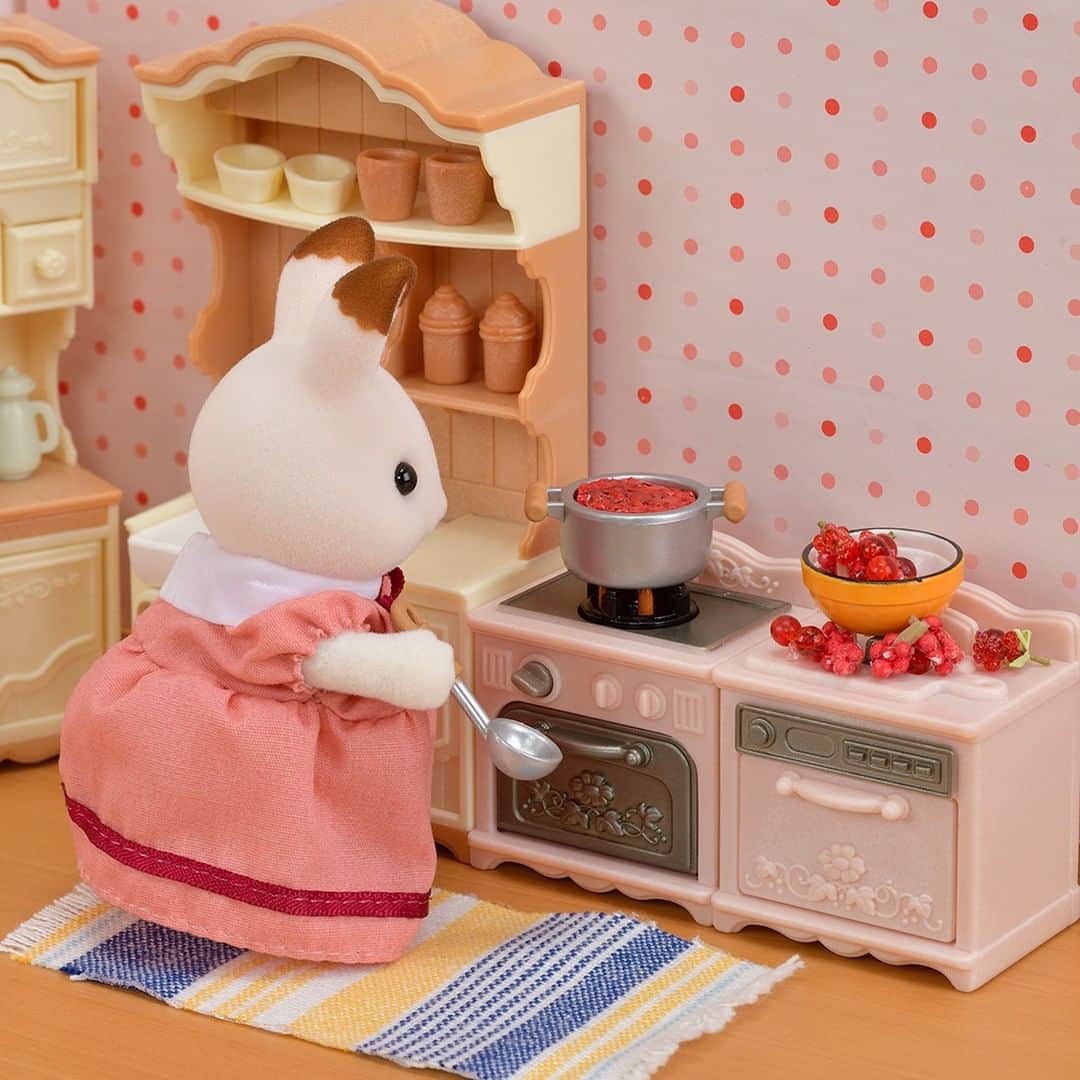 シルバニアファミリー【公式】 さんのインスタグラム写真 - (シルバニアファミリー【公式】 Instagram)「ショコラウサギのお母さんは、とってもお料理上手♪ 今日は子供たちがとってきたラズベリーを、秘伝のレシピでジャムにしようと思います。 * グツグツ、コトコト * おいしいジャムを作るにはお鍋の音が重要なんですって！ お母さんは、耳をすまして真剣に聞いていますよ。 * #シルバニアファミリー #シルバニア  #sylvanianfamilies #calicocritters #sylvanian  #ドールハウス #dollhouse #ミニチュア #miniature  #手作りジャム #自家製ジャム #ジャム #ラズベリー #ベリー #キッチン #春の味覚 #homemadejam #kitchen」2月27日 15時00分 - sylvanianfamilies_jp