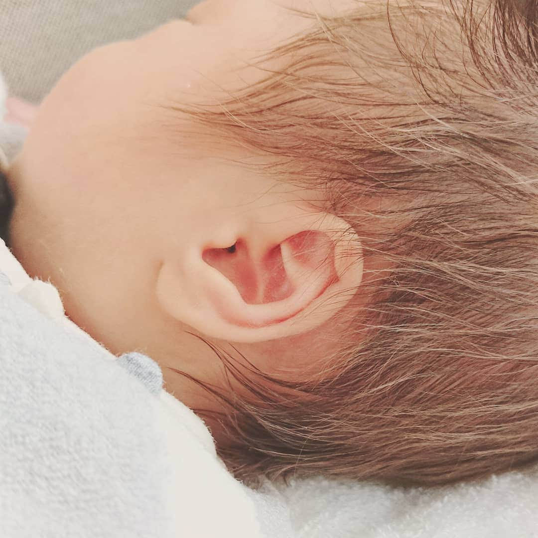 青木淳也さんのインスタグラム写真 - (青木淳也Instagram)「* * * 息子が2月27日に 産まれて１ヶ月を迎えました！ おめでた～い♪ * 襟足がだんだん僕に似てきました！ くるんくるんになってきました。 ありがた～い♪ * どんどん大きく育ってくれています！ それだけで毎日幸せをもらってます！ 親父！感激！感謝！ ありがた～い♪ * * #ブルーリバー #家族 #family #奥さん #赤ちゃん #息子 #baby #babyboy #親バカ #親バカ部 #パパ #新米パパ #親父 #お父さん #毎日が記念日 #記念日 #赤ちゃんのいる生活 #ベビスタグラム #成長 #成長記録 #感謝」2月28日 0時22分 - blueriveraoki