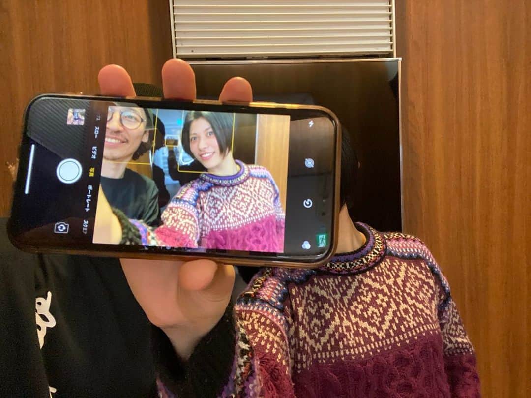 春川芽生のインスタグラム：「これは私が、また少し髪を切ったけど謎の🚨くちびる最大乾燥期⚠️を迎えてしまい（でも見せないのもどうか……）と考えていたところ偶然犬が通りかかった時の写真です🐶💫 . . #わんわん #お散歩わんわん #散歩してんのはロジック #杉さん @air_sugisaki  #ショートヘア #いつもありがとうございます . 🙇‍♂️笑」