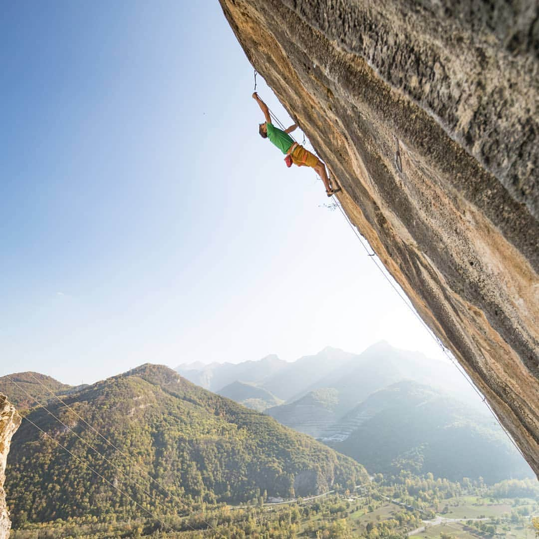 ヨルグ・バーホーベンのインスタグラム：「Spain plans are crystallizing! I've decided to drive to Italy to join @jonathansiegrist in trying 'Lapsus' (9b) for a week or so, and then drive onwards to Catalunia for a roughly two week trip. Looking forward to meet up with @cedriclachat and @sebbouin, who each have their own projects in the making. It seems interesting times are coming up! • 📸 by @jonglassberg #lt11 @marmot_mountain_europe @lasportivagram @petzl_official @vibram」