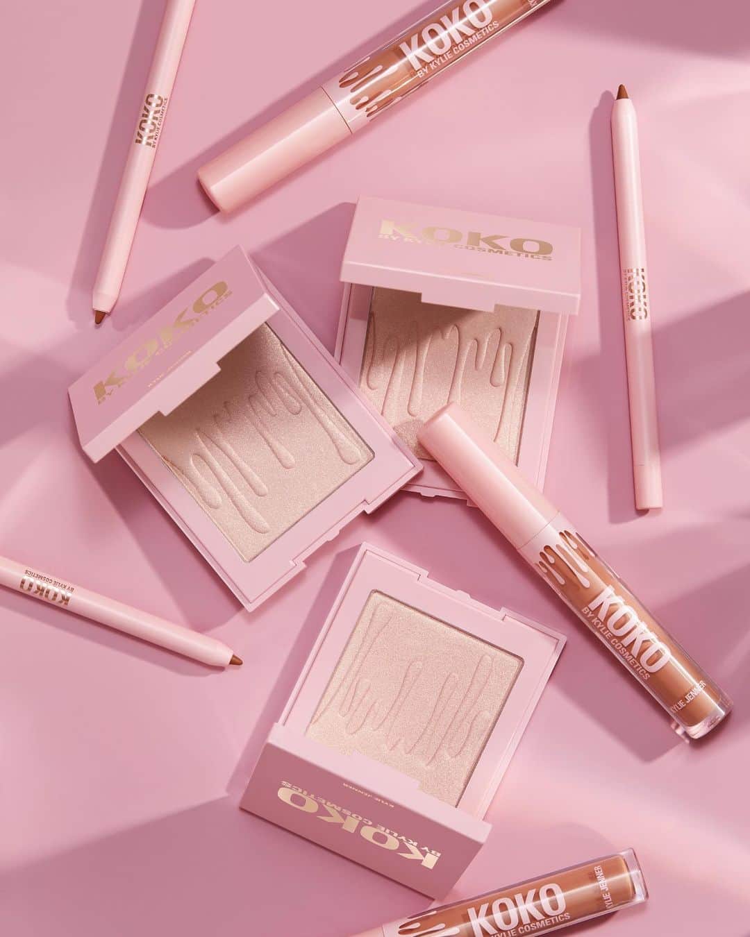 Kylie Cosmeticsさんのインスタグラム写真 - (Kylie CosmeticsInstagram)「Who’s excited for the NEW #KokoKollection Handbag Ho lip kit launching tomorrow 2.28 9am pst?! 💗✨ Plus, a restock of True Mama kylighter 💋 You don’t want to miss this!」2月28日 0時38分 - kyliecosmetics