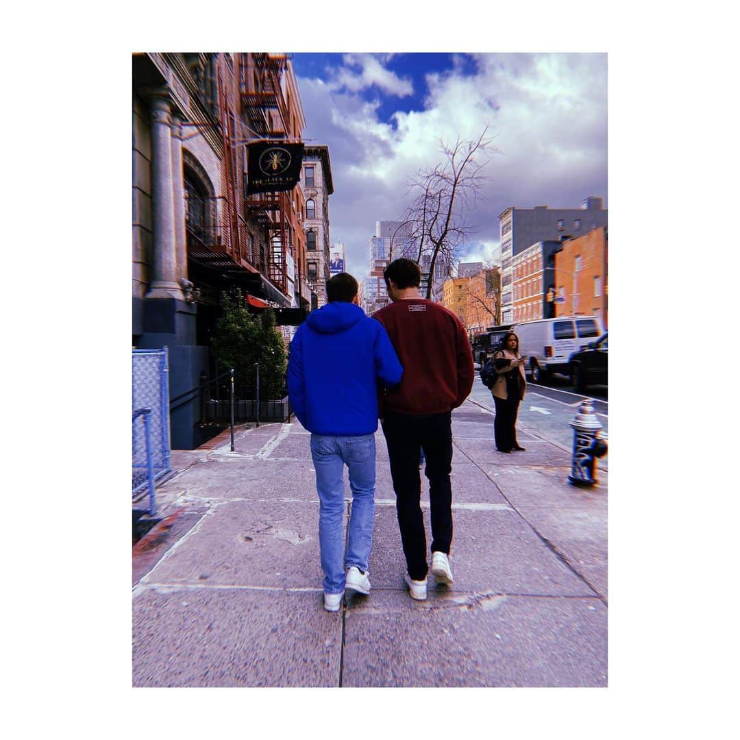 ベン・プラットのインスタグラム：「me & david after shooting our last politician scene」