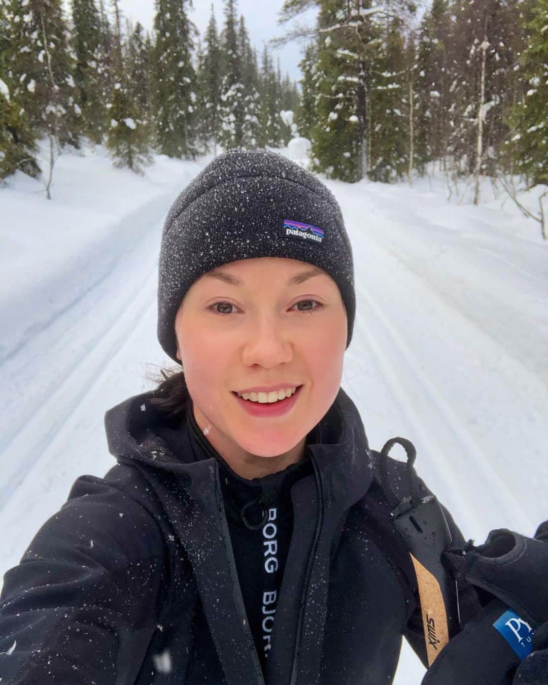 ラウラ・レピストのインスタグラム：「The best make-up there exists: Rosy cheeks and glowing highlighter provided by mother nature. Free of charge - no discount codes needed. Go out there.💚🌍🌲❄️ . . . . #shoutouttonature」