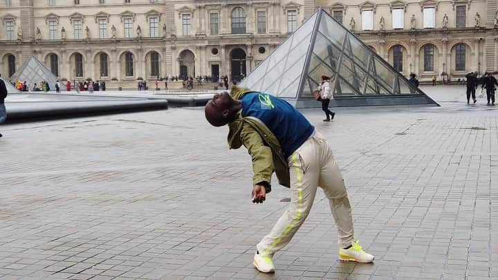 のインスタグラム：「TOMMY IN PARIS. Behind the scenes shooting @tommyhilfiger and @loicmabanza ▫️▫️▫️ #bts #tommyhilfiger #pfw #menswear #fashion #paris #museudulouvre #sportsstyle #tommyxlewis」