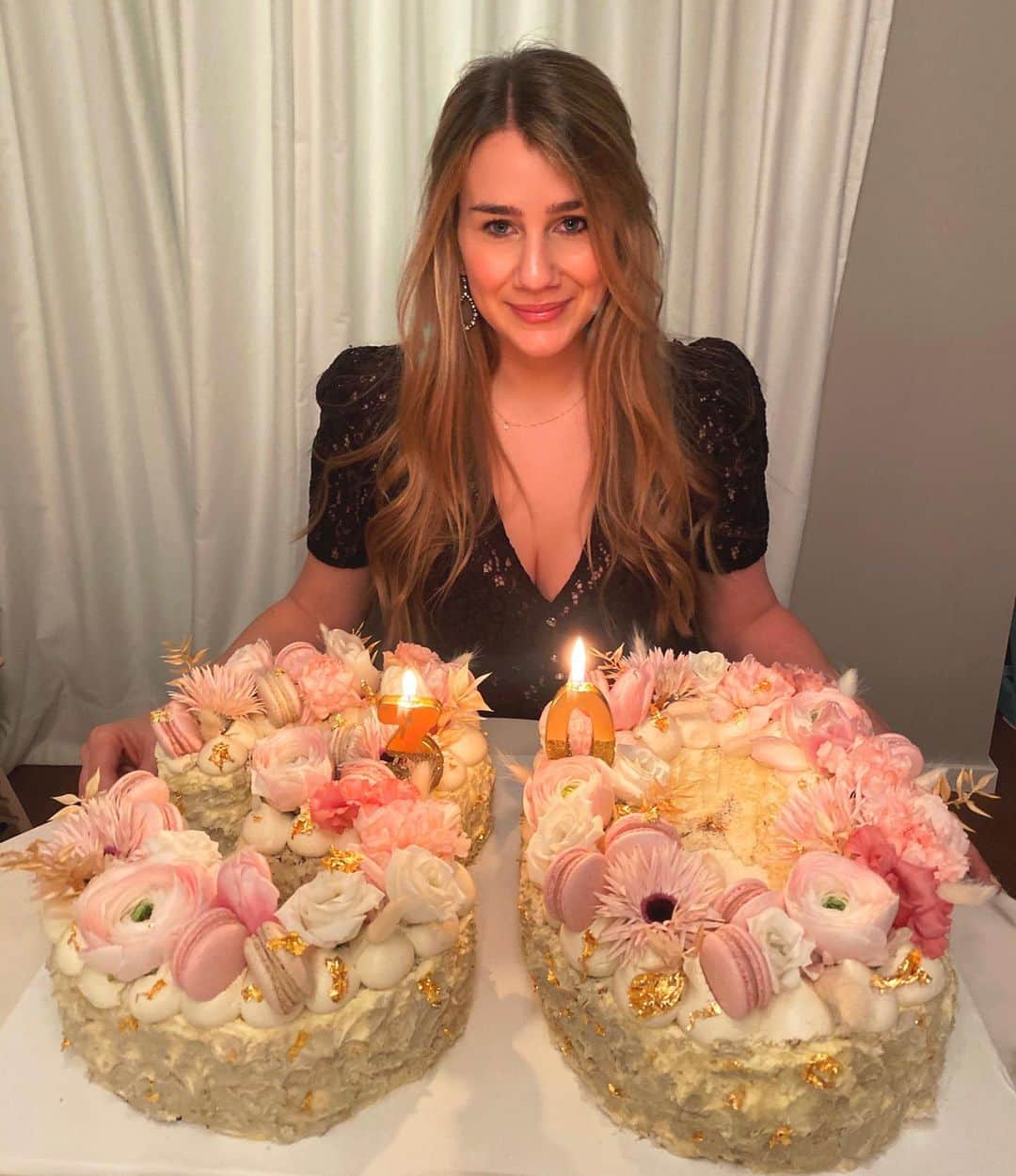 のインスタグラム：「Por mas décadas a tu lado! Feliz Cumpleaños mi amor 🎂❤ @juliavigas」
