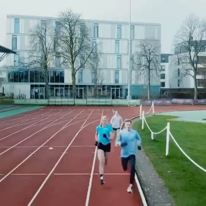 リンジー・シャープのインスタグラム：「A lotta laps #tracklife #girlswhorun #glovesandatshirt」