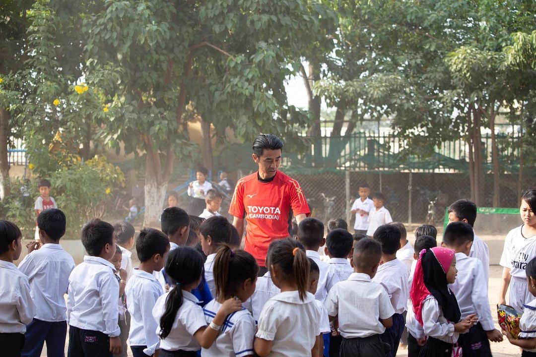 Shunsuke Miyatakeのインスタグラム：「A football coach surrounded by school kids」