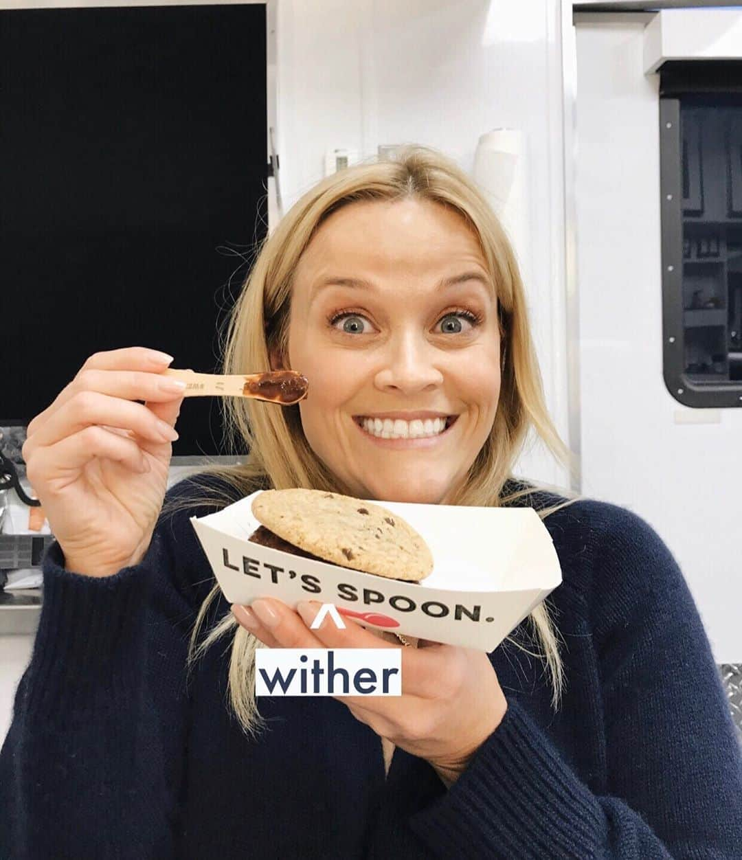 リース・ウィザースプーンさんのインスタグラム写真 - (リース・ウィザースプーンInstagram)「An ice cream sandwich... AND it wants to cuddle! 🍦🍪」2月28日 1時28分 - reesewitherspoon