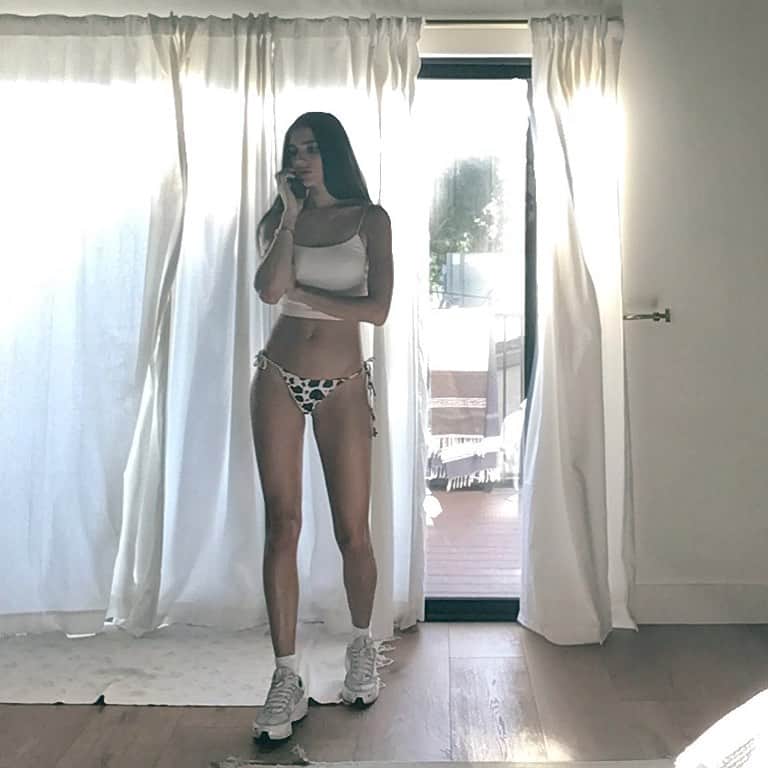 ローレン・ペルツのインスタグラム：「Incase people on the other side of these morning conference calls were wondering what I was wearing....」