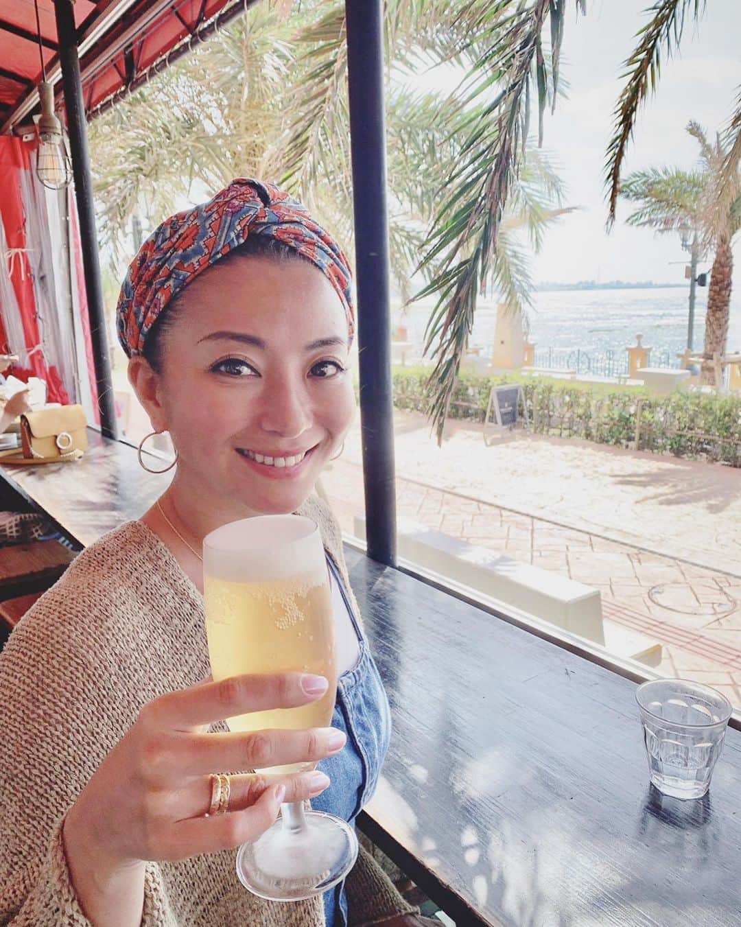 福田朋夏さんのインスタグラム写真 - (福田朋夏Instagram)「生クリームたくさん乗ったヘーゼルバニラマッドシェイク🥤✨可愛くて一緒に写真撮ってもらったけど、実際私が飲んだのはいつものオリオンビールでした🍺😬 @vongoandanchor  #okinawa #orionbeer」2月27日 16時50分 - tomoka_fukuda