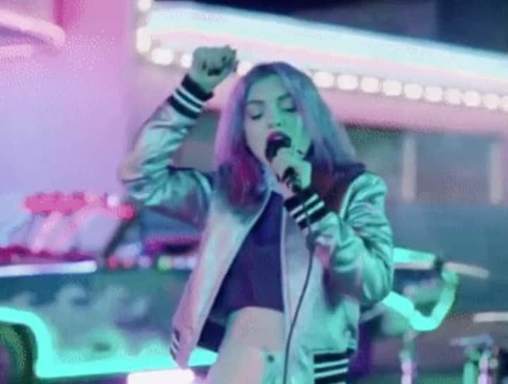 HEY VIOLETのインスタグラム：「GUYS MY AGE. hopin u know the lyrics to this one already. 2 days, friends n family n foes. ready for u, san fran!!!」