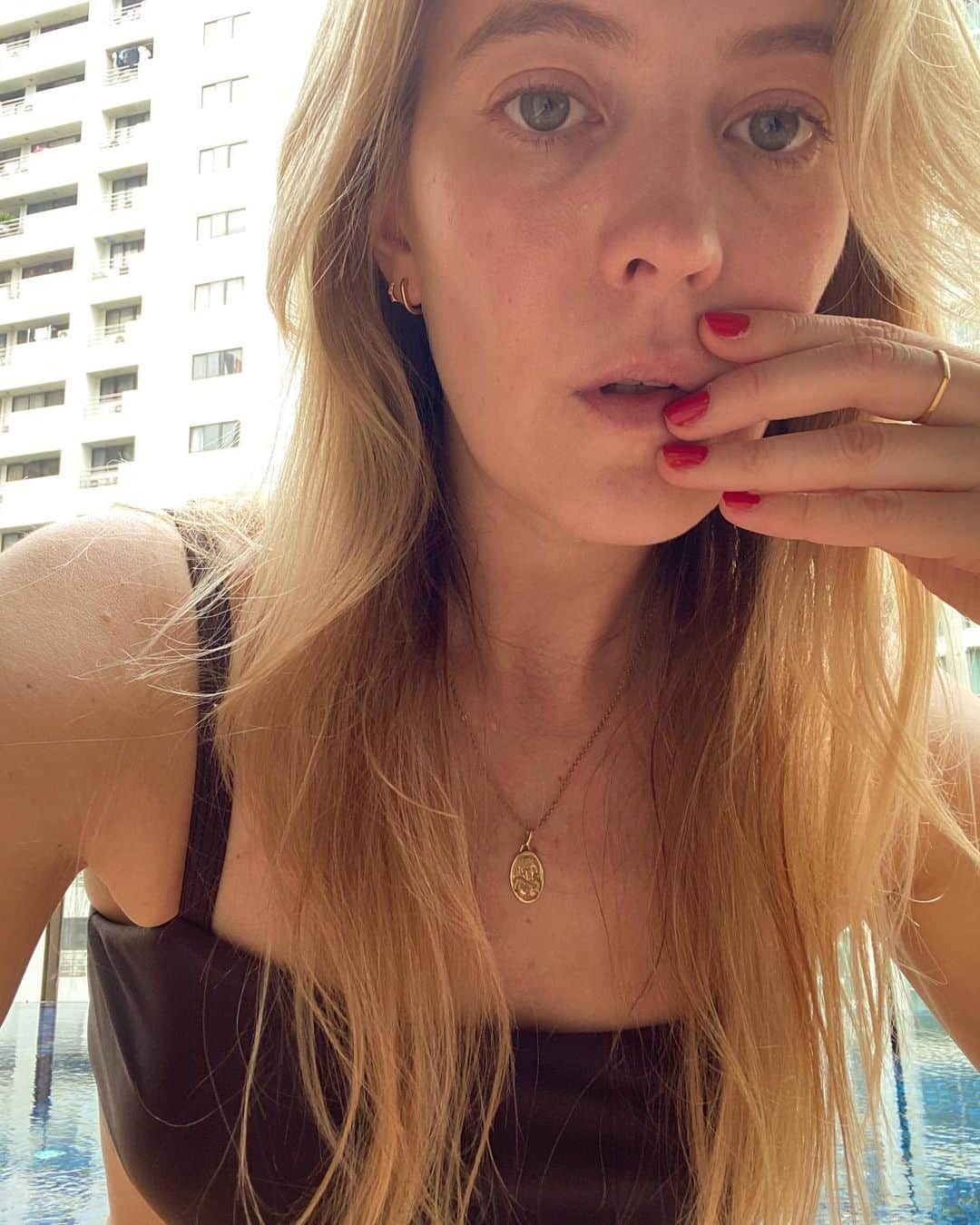 エステルデヴェのインスタグラム：「Sleepless and jet-lagged, but exactly where I needed to be.. #bangkok #poolside」