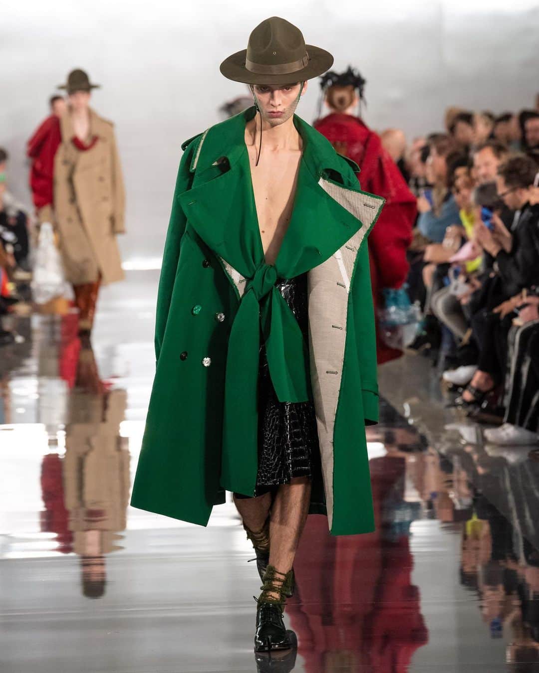 Maison Margielaさんのインスタグラム写真 - (Maison MargielaInstagram)「#MaisonMargiela ‘Défilé’ Co-ed AW20 Collection designed by @JGalliano Look 28 Green cotton canvas oversized coat with a bow crafted in its own facing, worn with black faux croc culottes. Black leather Tabi derbies.」2月27日 17時05分 - maisonmargiela