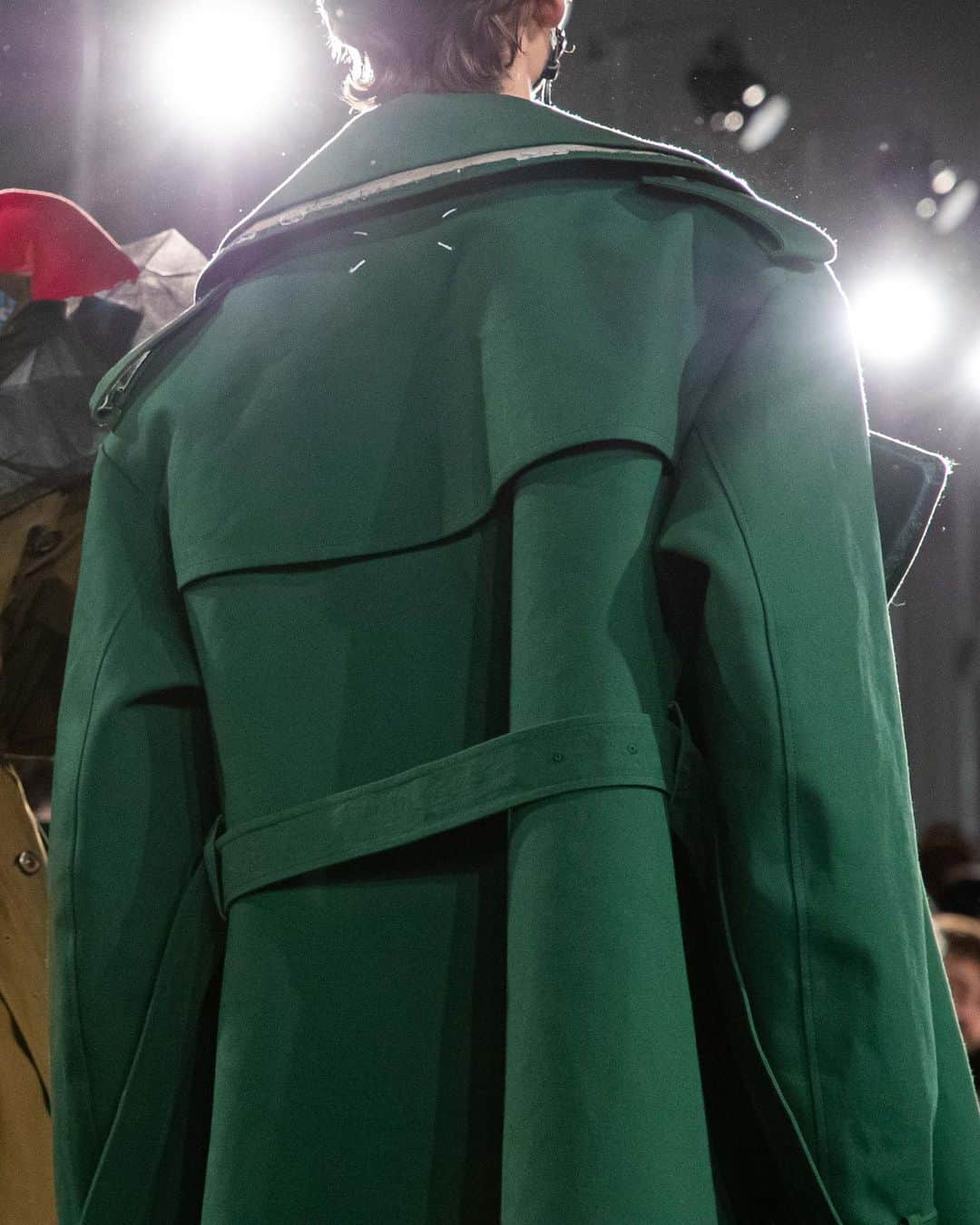 Maison Margielaさんのインスタグラム写真 - (Maison MargielaInstagram)「#MaisonMargiela ‘Défilé’ Co-ed AW20 Collection designed by @JGalliano Look 28 Green cotton canvas oversized coat with a bow crafted in its own facing, worn with black faux croc culottes. Black leather Tabi derbies.」2月27日 17時05分 - maisonmargiela