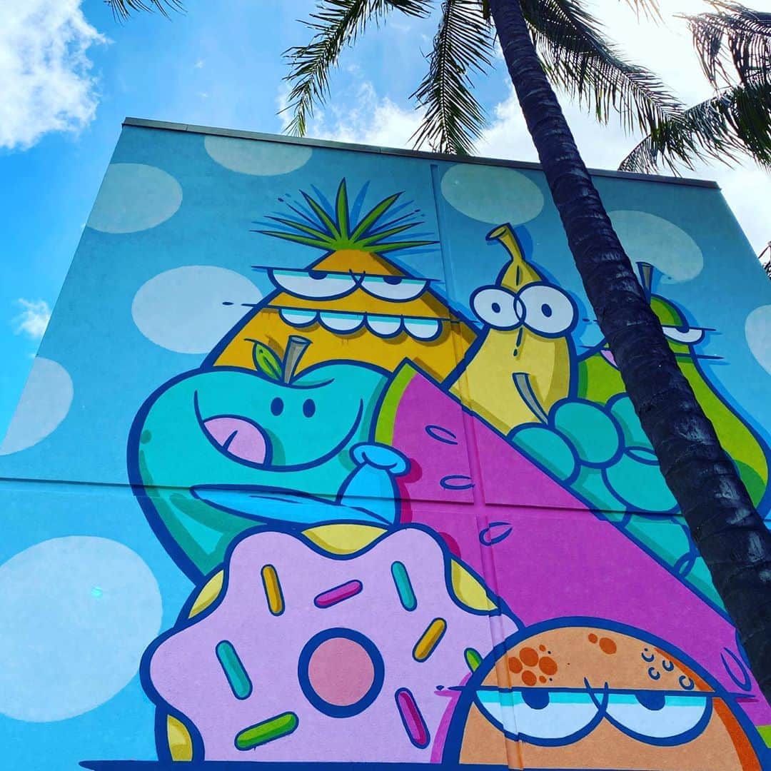 工藤まやさんのインスタグラム写真 - (工藤まやInstagram)「カカアコの次なる人気スポットはケヴィン・ライオンズの新作「Aloha Fruit Monsters」🍏🍇🍓🍍🍐　まだ穴場のかわいいフルーツバスケット😉　#ハワイ#alohafruitmonsters#計画性のない妹家族が一番乗り」2月27日 17時02分 - mayahawaii325