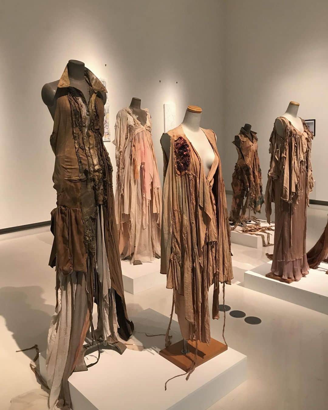 ARAKI SHIROのインスタグラム：「-Japanes info-  ただいま宮崎アートセンターにてARAKI SHIROのアーカイブス展「CALM SPOT」を行わせて頂いております。今回の小規模展示では衣装、ドローイング、写真の構成。30点を厳選することで居心地の良い空間になるよう工夫いたしました。もし宮崎にお越しの際は是非遊びにいらして下さい。開催期間は3.15までとなります。何卒よろしくお願い致します。 . . . 在廊予定 2/29 夕方 3/1 終日 . . . . #ARAKISHIRO#costume#衣装#コスチューム#exhibition#宮崎アートセンター#宮崎 #artphotography#photography#contemporaryart#art#artpiece#darkbeauty#sculpture#beautiful#artbasel#creative#design#artist#artistsoninstagram#emergingartist#handmade#artoftheday#abstractart#detail#custommade#アラキシロウ」
