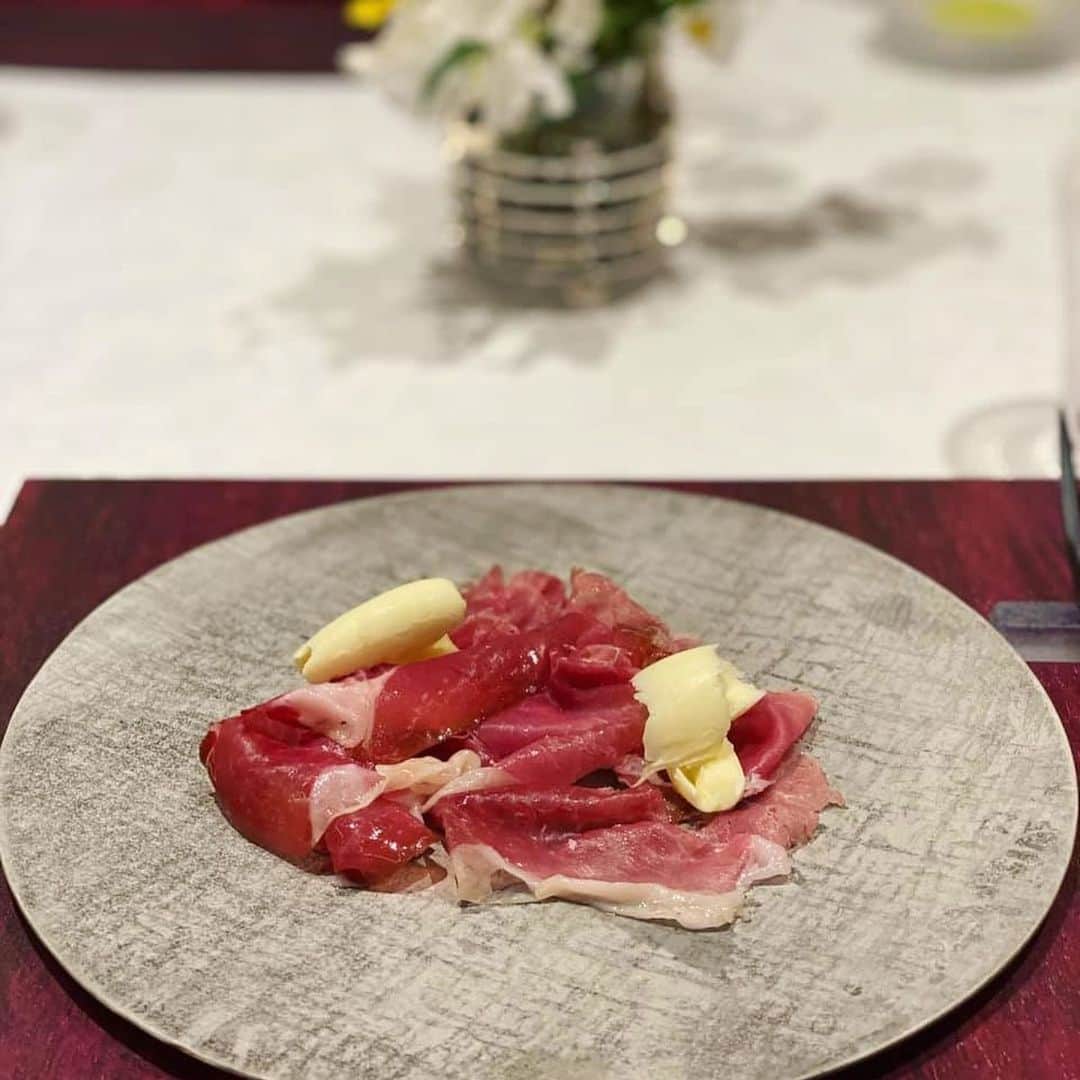 望月理恵さんのインスタグラム写真 - (望月理恵Instagram)「美味しい料理ありがとうございました❣️ 美味しい料理あってこそです。 #資生堂faro  #能田シェフ #パティシエの加藤さん #スタッフの皆様 #ありがとうございました。 #まきちゃんありがとう😊」2月27日 17時10分 - mochiee28