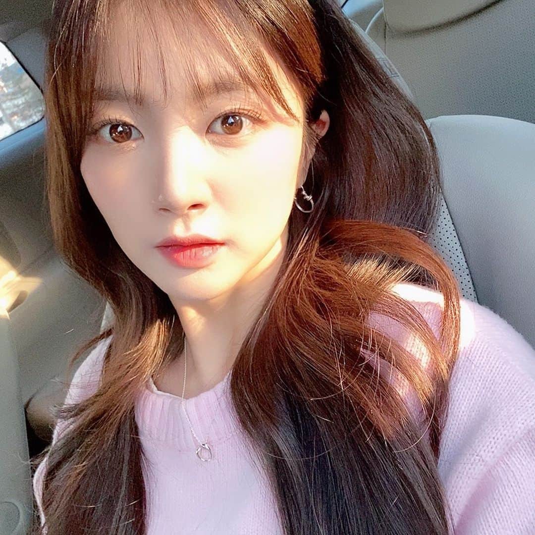 ヘインのインスタグラム：「엄마가 사주신 귀걸이 목걸이 하고서 💕」