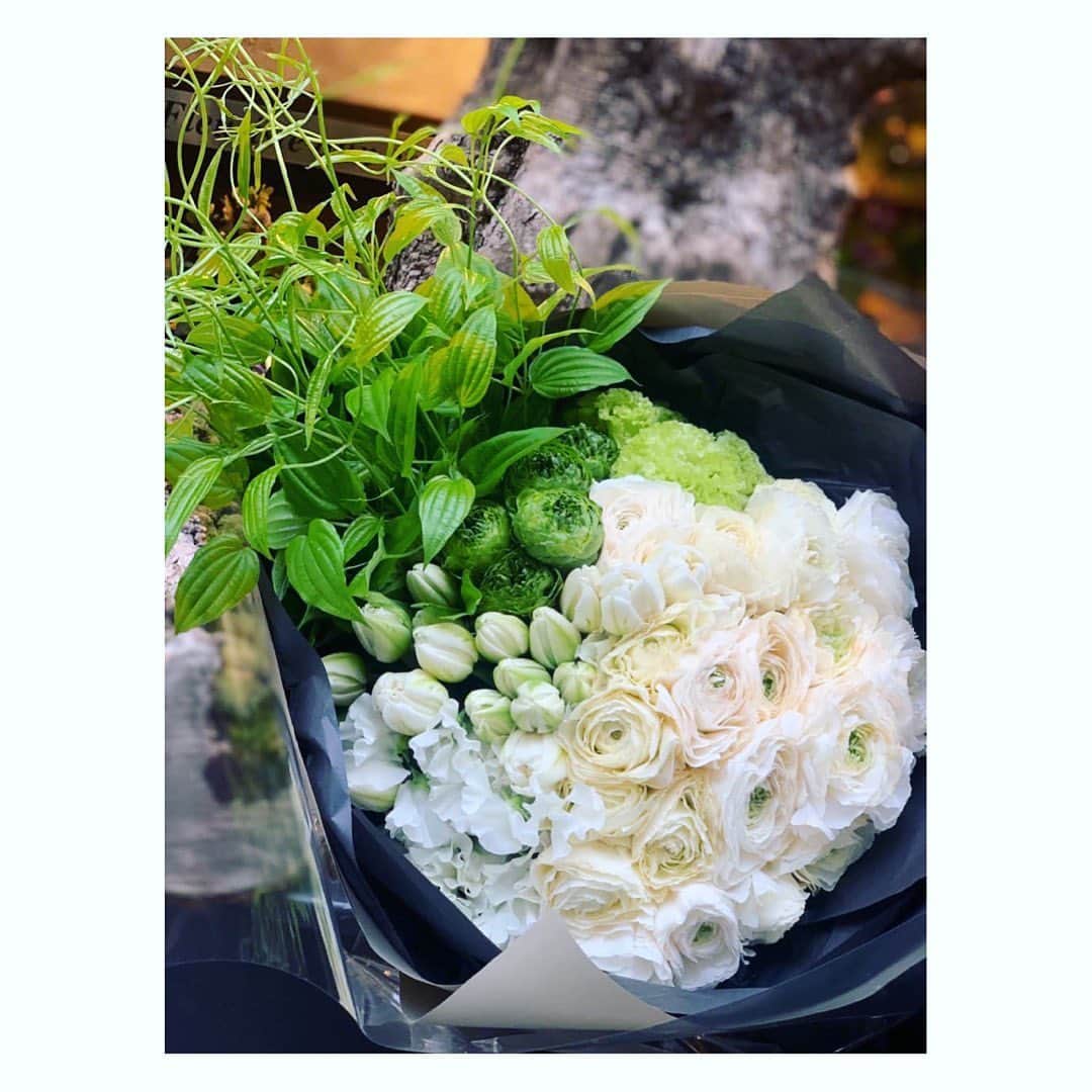 望月理恵さんのインスタグラム写真 - (望月理恵Instagram)「みんなにもらった花束✨  大好きなお花屋さんのものでした！ ありがとう😭  #お花#大好き#花生活 #誕生日#プレゼント #載せ始めたらたくさんありすぎました。 あとは心の記憶に。 #感謝」2月27日 17時16分 - mochiee28
