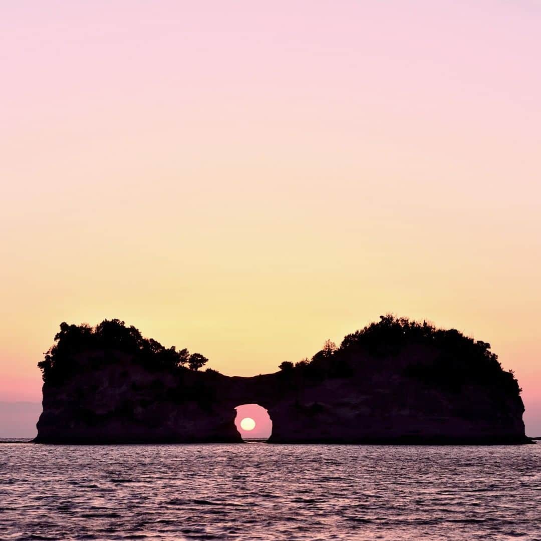 JALさんのインスタグラム写真 - (JALInstagram)「. Engetsu Island rests like a cyclops in the Pacific Ocean as the sun sets. #TogetherThisFebruary This miraculous scene occurs only twice a year during the fall and spring equinoxes👀  円月島の穴から夕日が覗く奇跡の瞬間☀️ 春分の日・秋分の日の前後には、この景色が見られるかも✨ . . Post your memories with #FlyJAL  #JapanAirlines  #japan #wakayama #sunsetlovers #moment_oftheday」2月27日 17時30分 - japanairlines_jal