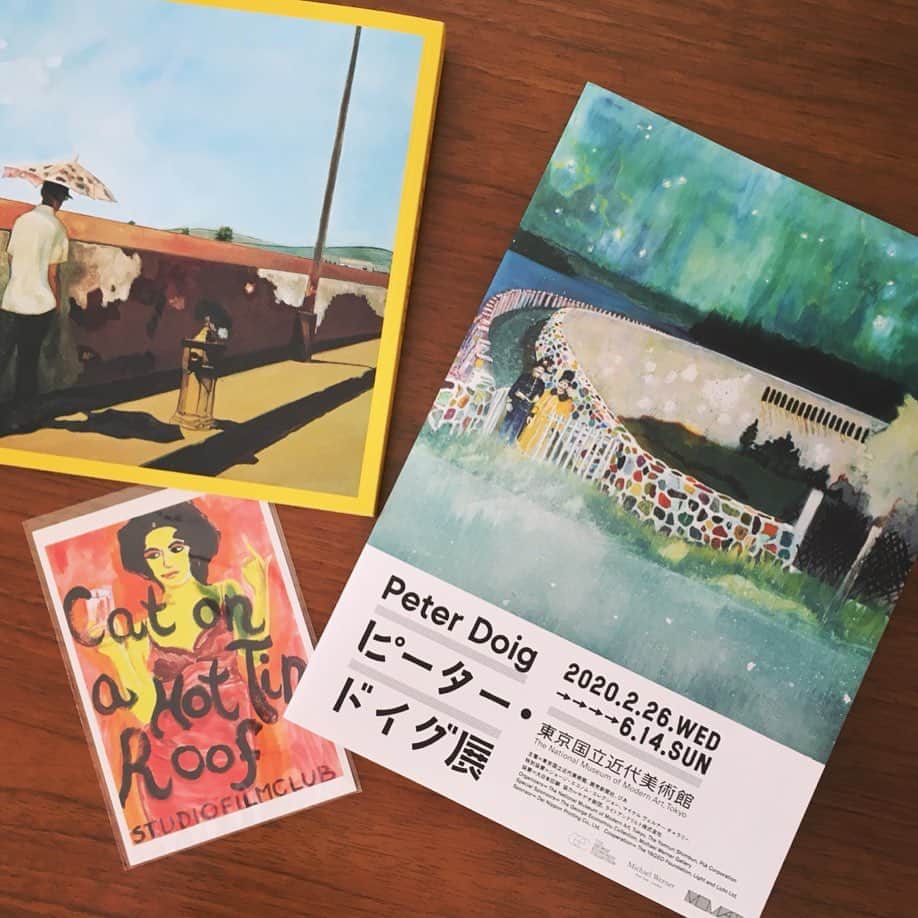 eclat.magazineさんのインスタグラム写真 - (eclat.magazineInstagram)「東京国立近代美術館で「ピーター・ドイグ展」(～6/14)が始まりました。  古いもの好きの私は、恥ずかしながら「あら、どちら様」という感じだったのですけれど、妙に気になる絵がいっぱい。時に夢幻的、時にキッチュで、ミステリアスな雰囲気の大画面作品が勢ぞろいしています。  チラシによれば、スコットランド出身のピーター・ドイグは「現代アートのフロントランナー」で、「世界中の名だたる美術館で個展」が開かれ、代表作のひとつが2015年のオークションで約30億円(当時)で落札された、「画家の中の画家」。要約しますと、”立派だからご覧なさい”という次第。何だか居丈高なようですけれど、展示室は写真撮影ＯＫです。  作品は "現代アート"ではありますが、描かれているものや状況は具象的で理解できます。2枚目の小規模な映画上映会のためのビジュアルは、かわいいものも多数。しかし、大画面の作品になりますと、”三次元世界を二次元の画面に落とし込む”ようでいて、それを拒否する仕掛けがチラホラ。単純な画面のようで、見れば見るほど曖昧で複雑です。  私が気になったのは、写真5枚目手前、モーグルっぽい描写のある『オーリンMKⅣ Part 2』。これと本質的に似た絵がコレクション展示にあるなと思ったのですが、偶然でしょうか。  現地で探すのが面倒な方は、web版で続きをどうぞ。   ※なお、会期は10/11まで延長となりました。 (編集B) #ピータードイグ #ピータードイグ展 #ドイグ展 #MOMAT #東京国立近代美術館 #現代美術 #現代アート #アート展 #contemporaryart #painting #peterdoig  #web版 #編集Bのつれづれ」2月27日 17時35分 - eclat.magazine