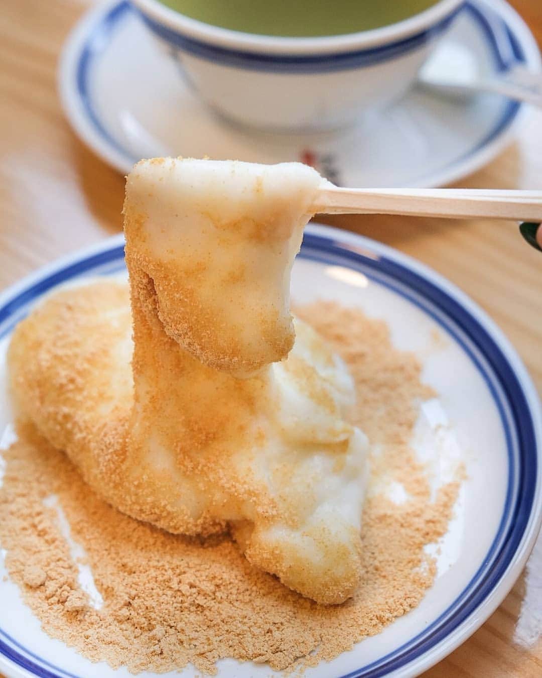 Erinaさんのインスタグラム写真 - (ErinaInstagram)「Milk mochi 🍡 with kinako powder 😋😋.. . Oh my it was so soft 🥰. . #mochi #Tokyo #tokyoeats」2月27日 17時43分 - eliseaki