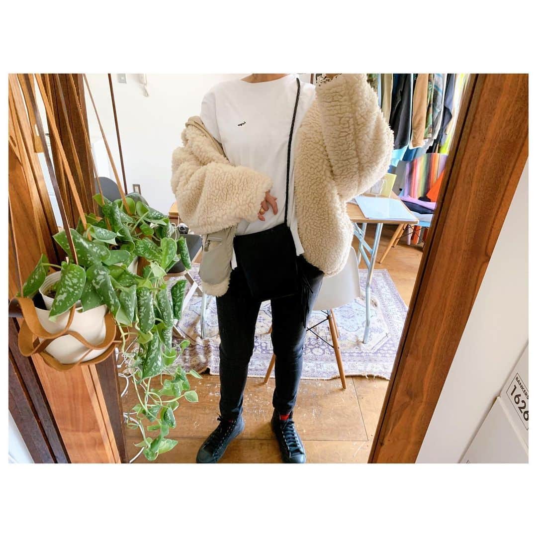 のインスタグラム：「春が来そうではあるが、今日は北風吹いててさむーい🥶 まだまだ油断はできないですな。 ポケットがついてグレードアップした入荷中の定番デニムレギパン。 やっぱり楽だし便利👍 2色買いしたのでガシガシ履くぞー。 #fashion #style #ootd #outfits #herfee #denim」
